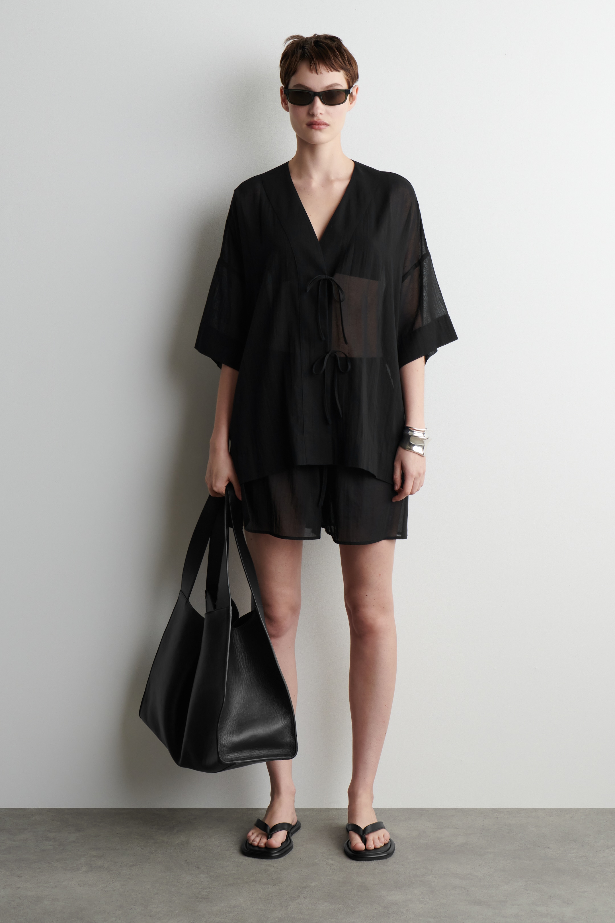 Agrandir l'image: SHORT DE PLAGE EN COTON FROISSÉ - NOIR - FEMME | H&M FR 1
