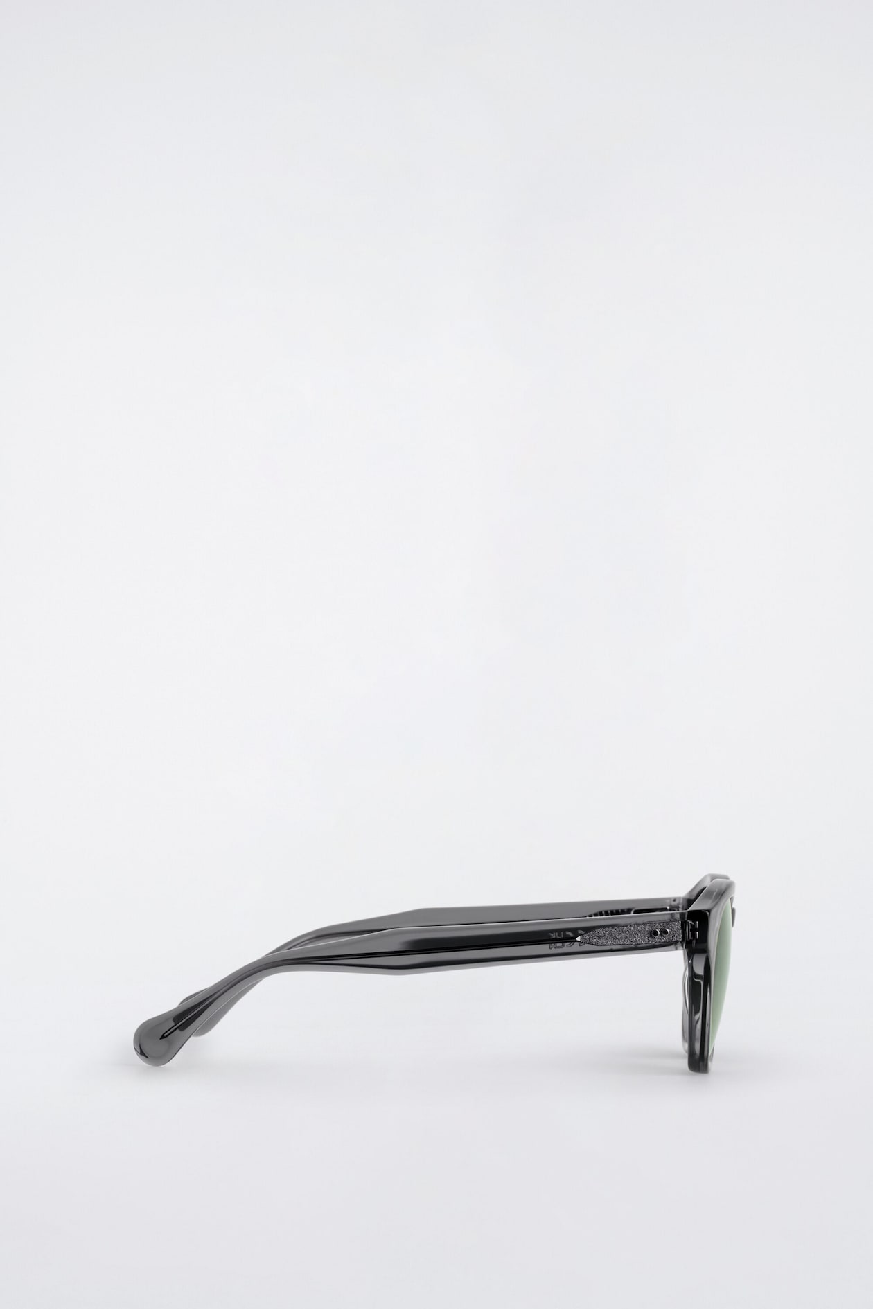 D-FRAME SUNGLASSES — GRAPHITE