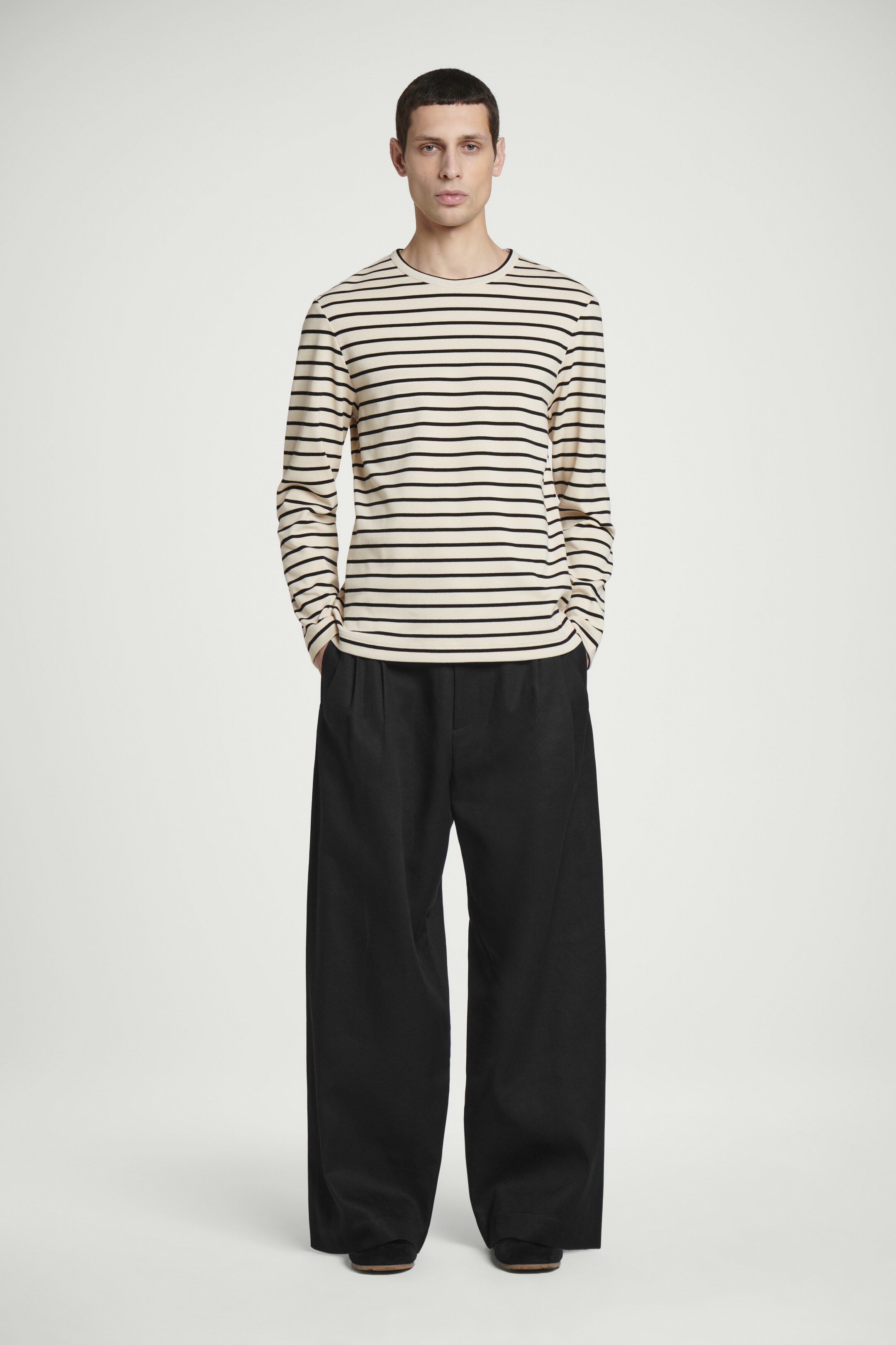 Zobrazit větší obrázek: Pravidelné pruhované žebrované tričko s dlouhým rukávem - ECRU / ČERNÁ / PRUHOVANÁ - MUŽI | H&M CZ 2