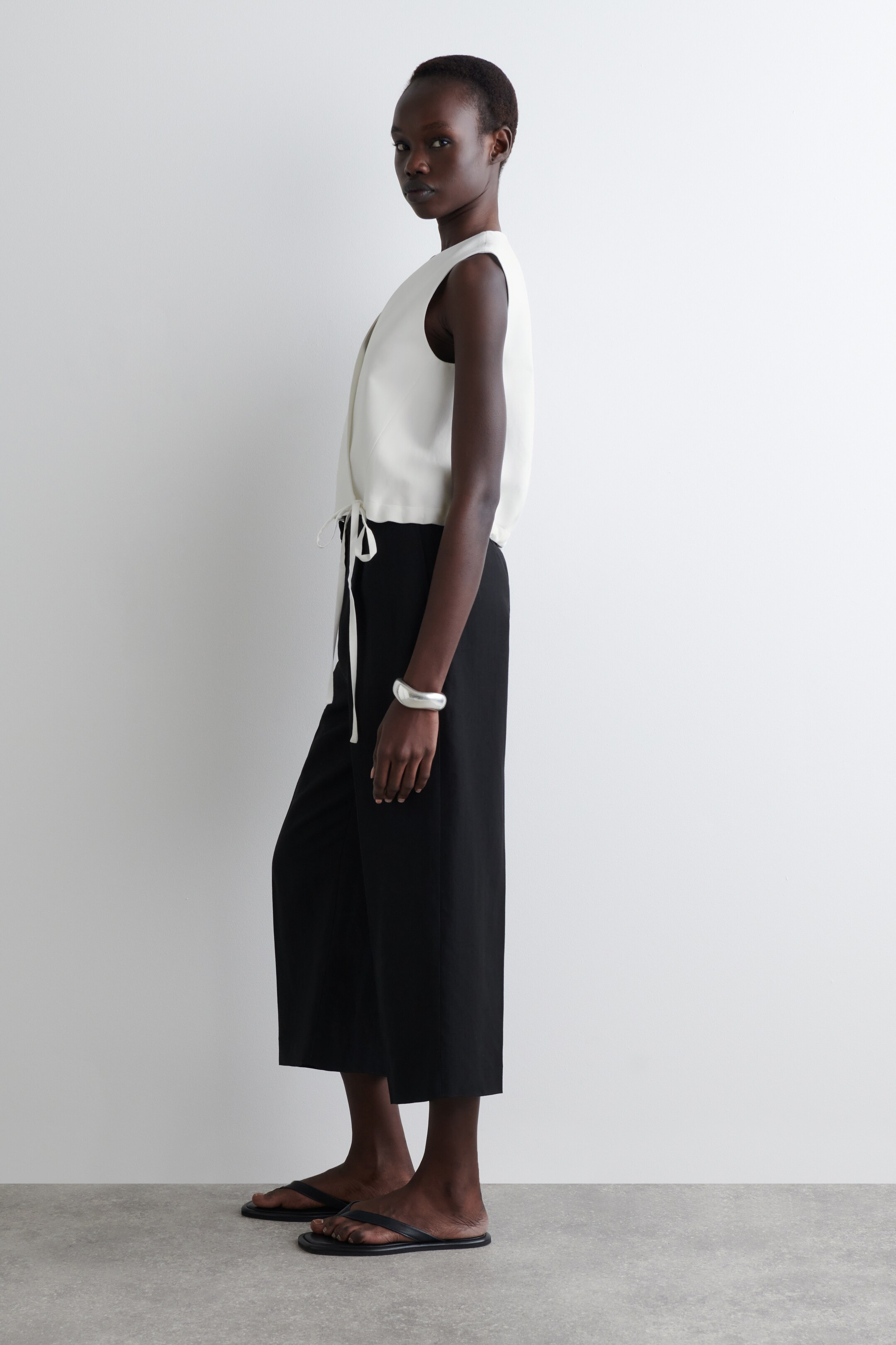 Ingrandisci l'immagine: TIE-DETAIL LINEN-BLEND WRAP WAISTCOAT - WHITE - DONNA | H&M CH 3