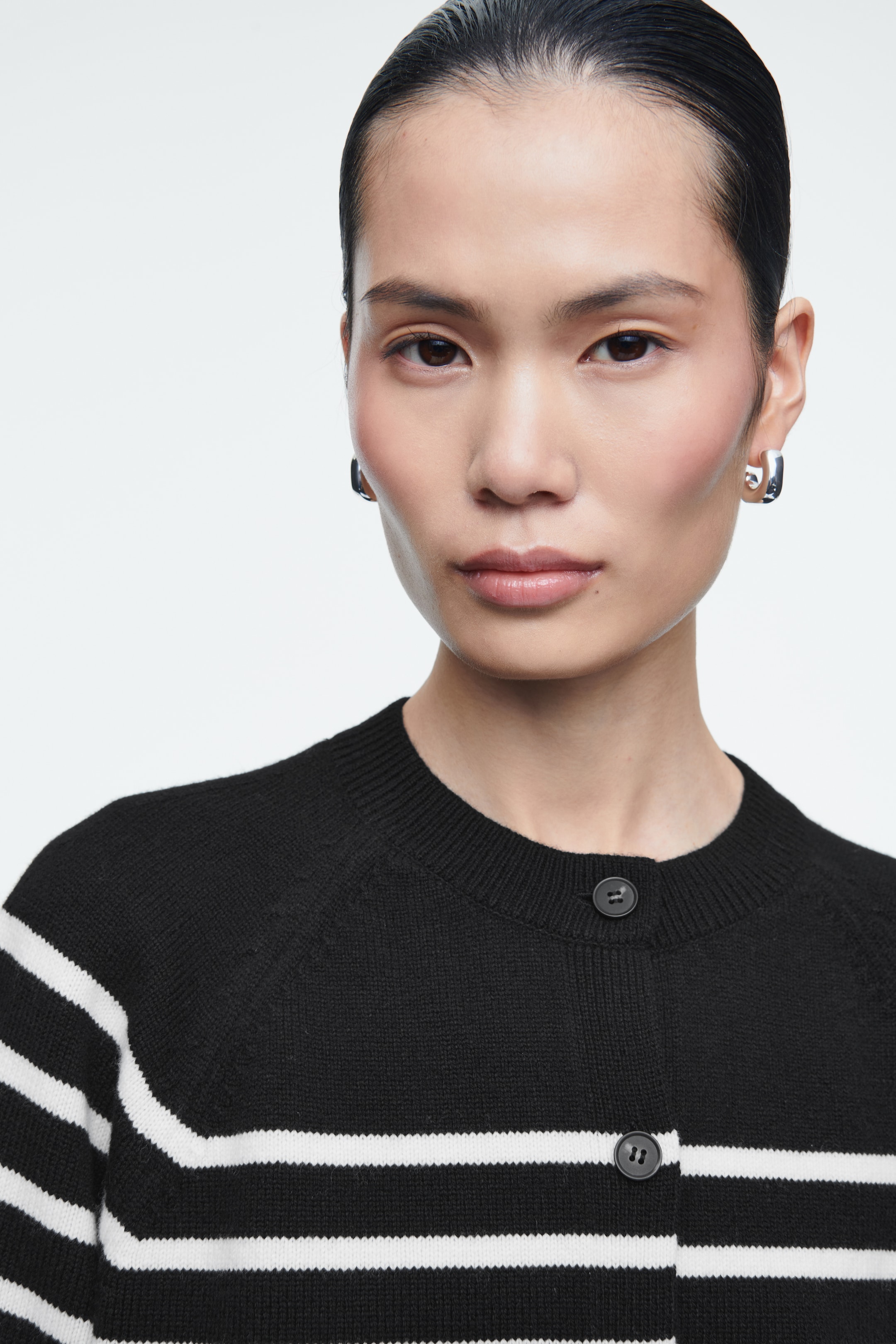 Zobacz większy obraz: KRÓTKI KARDIGAN Z WEŁNY - CZARNY / BIAŁY / W PASKI - ONA | H&M PL 5