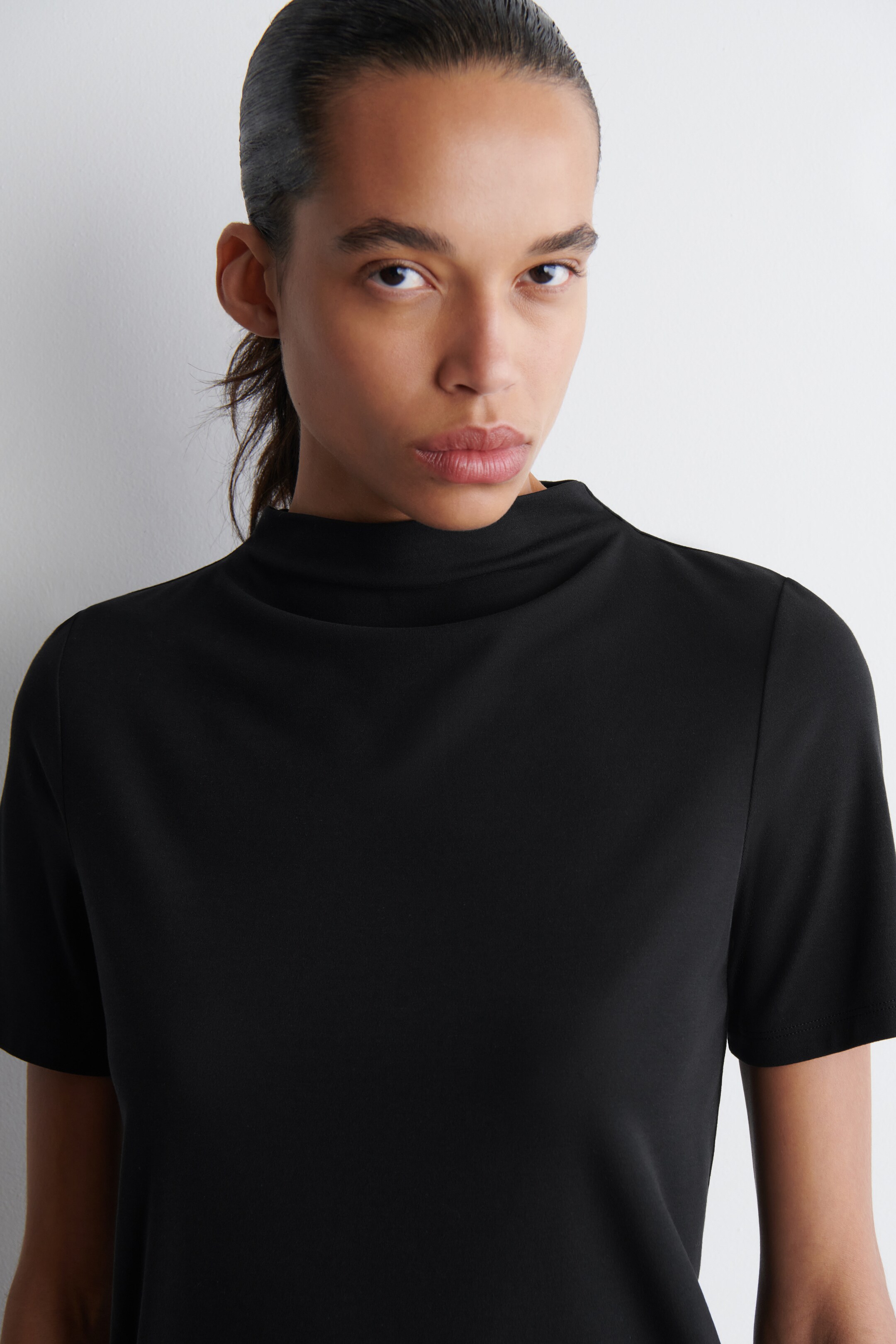 Visa större bild: DRAPERAD T-SHIRT I JERSEY - SVART - DAM | H&M SE 4