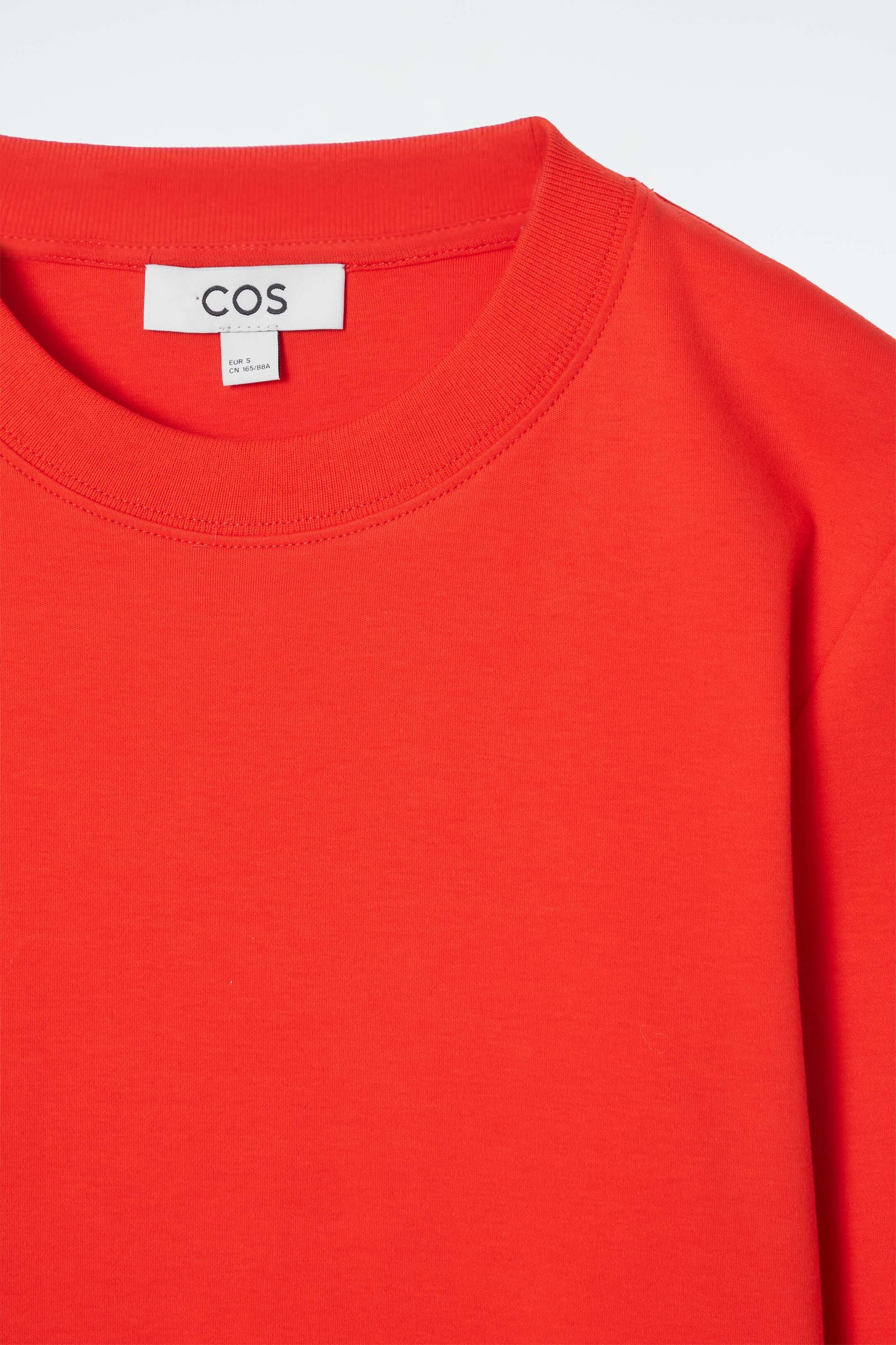 Zobrazit větší obrázek: TRIČKO S DLOUHÝMI RUKÁVY S ČISTÝM STŘIHEM - BRIGHT RED - ŽENY | H&M CZ 2