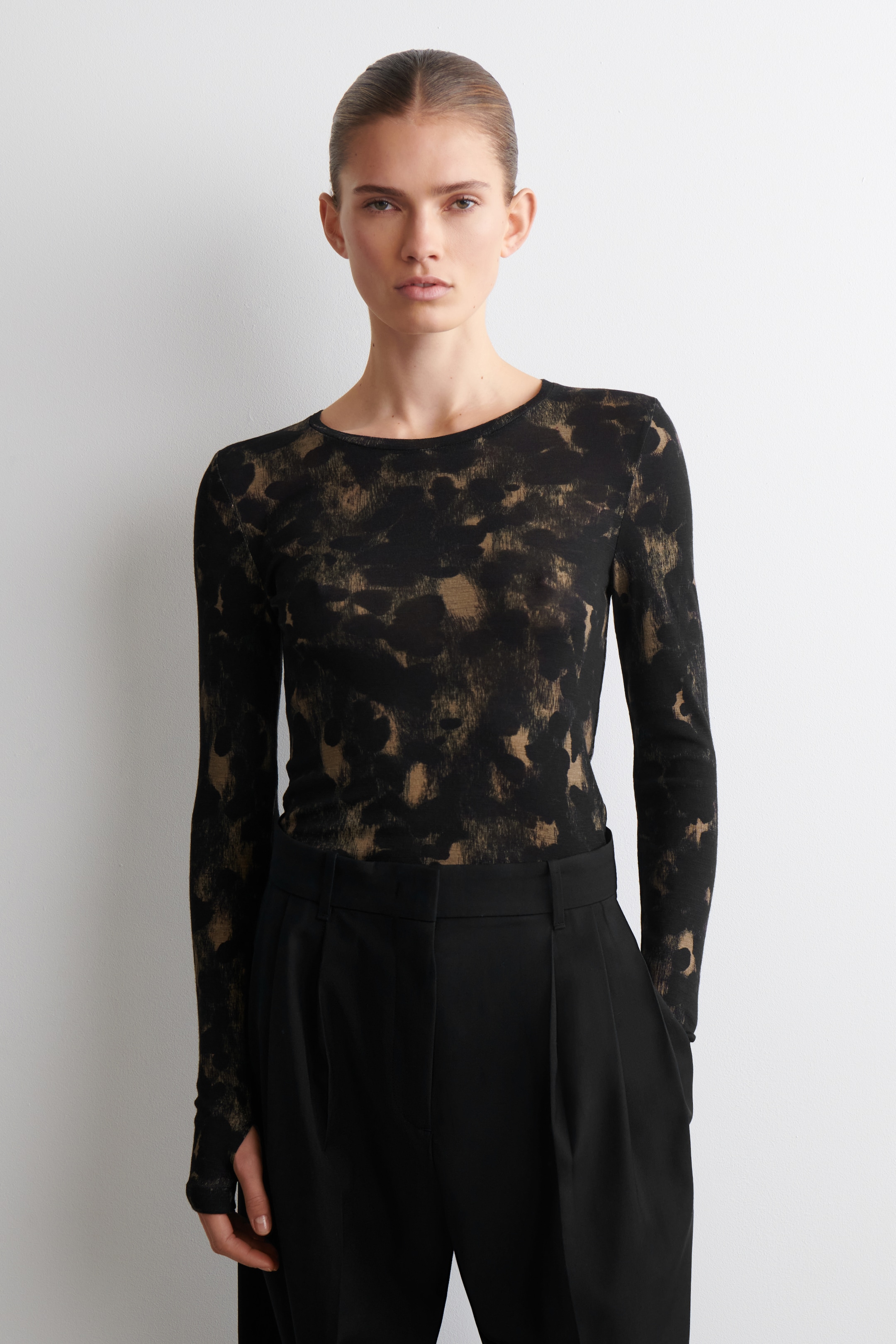 Größeres Bild anzeigen: SCHMAL GESCHNITTENES OBERTEIL AUS MERINOWOLLE - ANIMAL-PRINT - Ladies | H&M AT 1