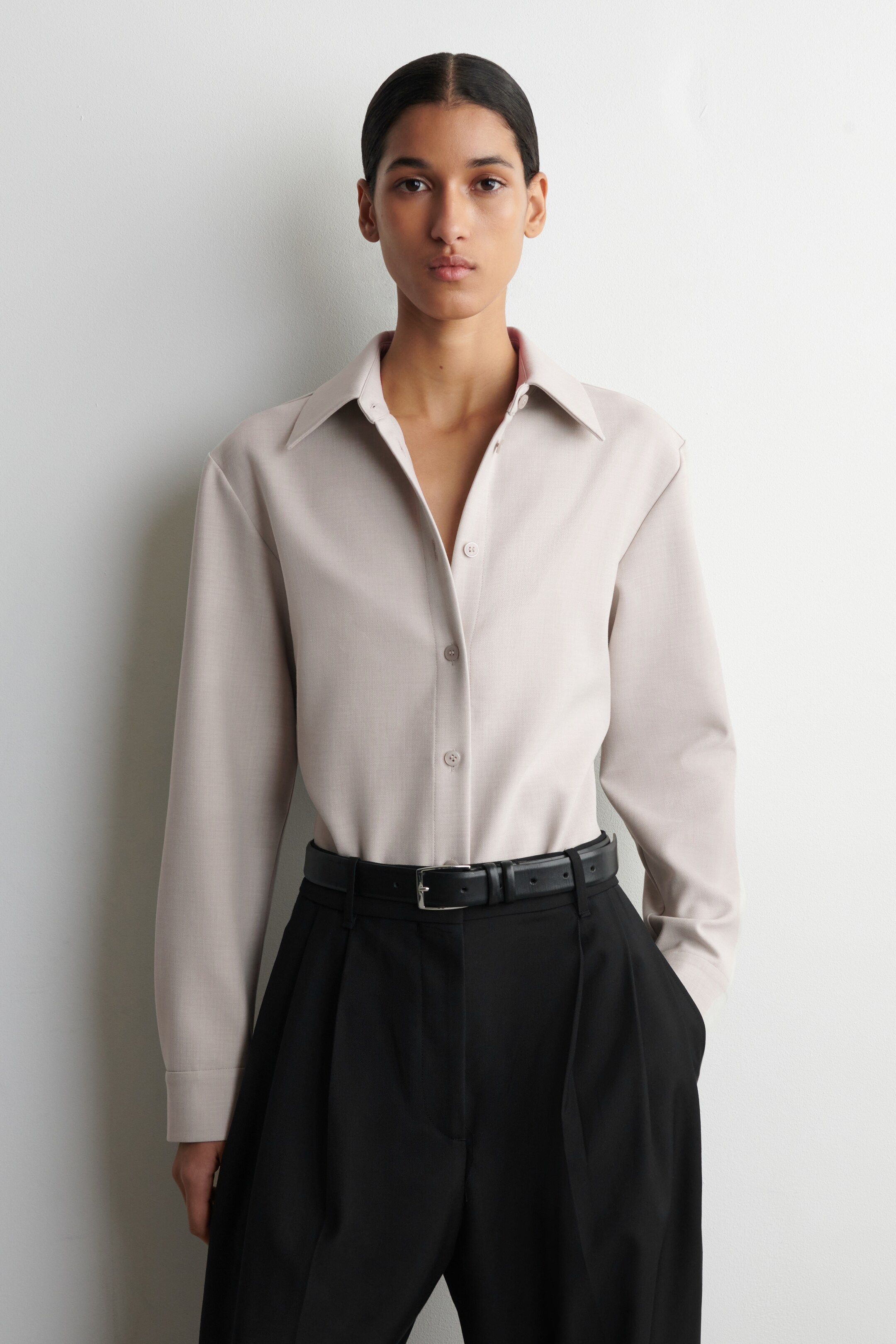 Προβολή μεγαλύτερης εικόνας: SLIM SCULPTED SHIRT - LIGHT GREY - Ladies | H&M GR 1