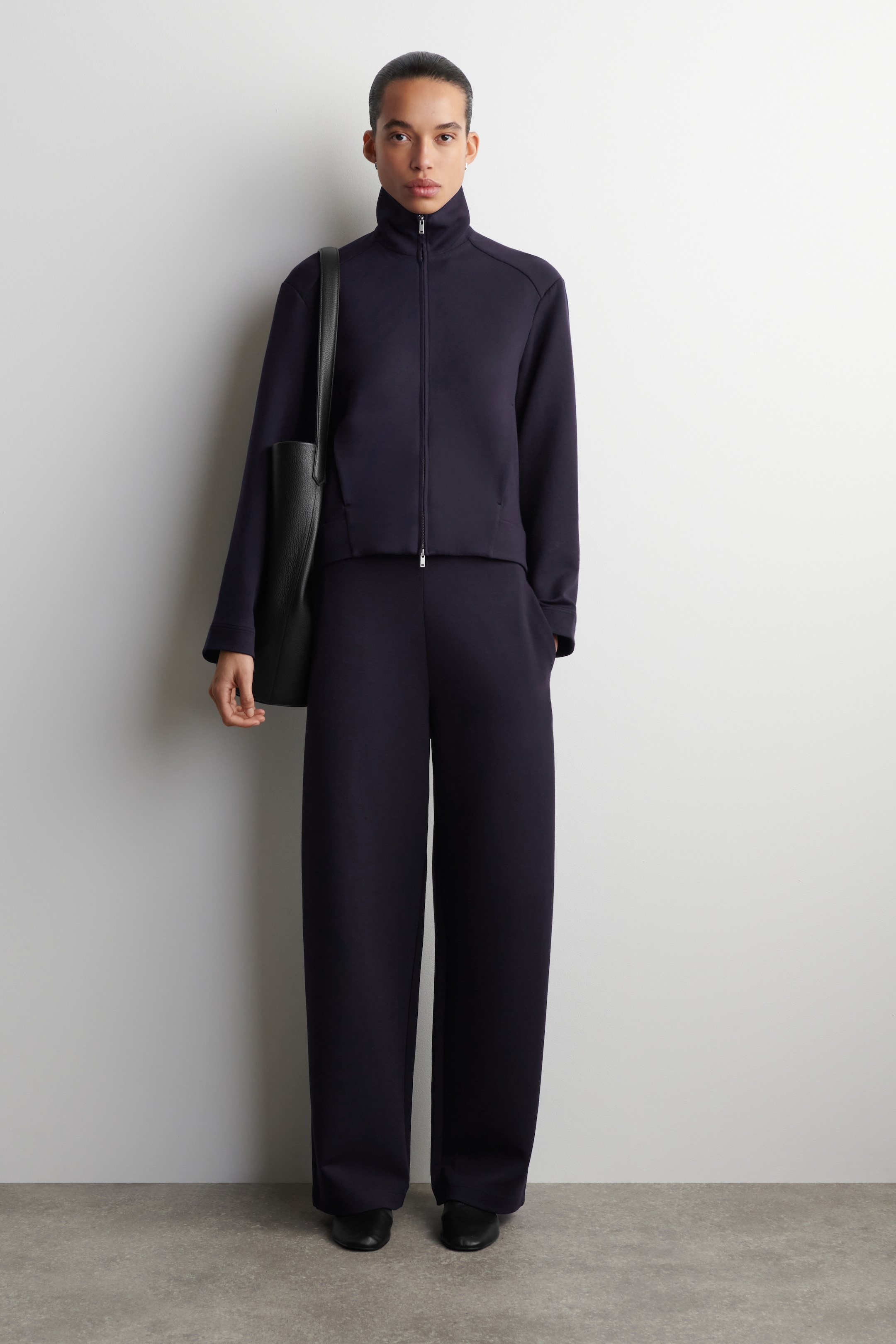 Visualizza immagine più grande: JOGGERS CON TAGLIO BARREL IN SCUBA - BLU NAVY - DONNA | H&M IT 1