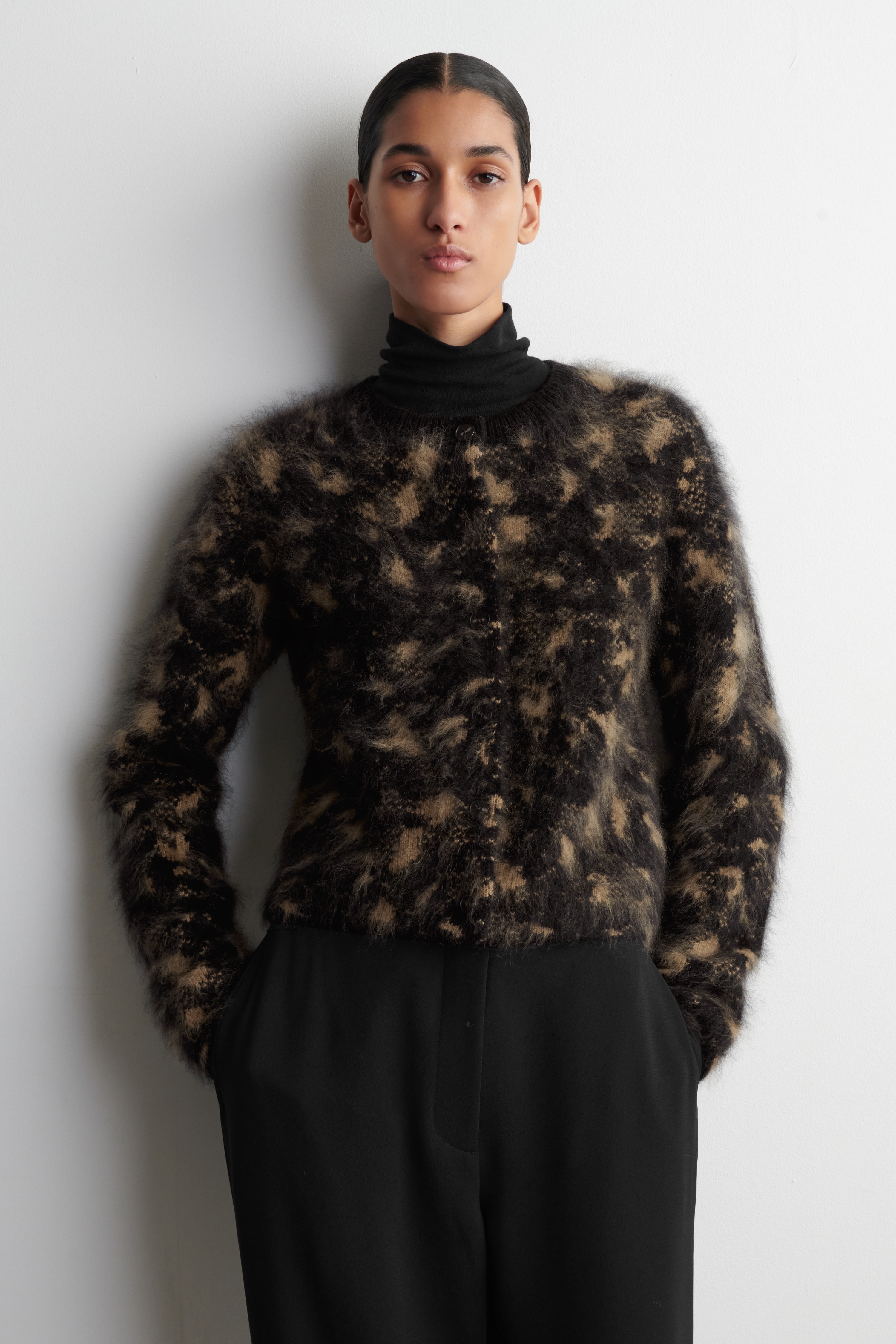 STRICKJACKE AUS MERINOWOLLE MIT JACQUARD-MOTIV - SCHWARZ/BRAUN