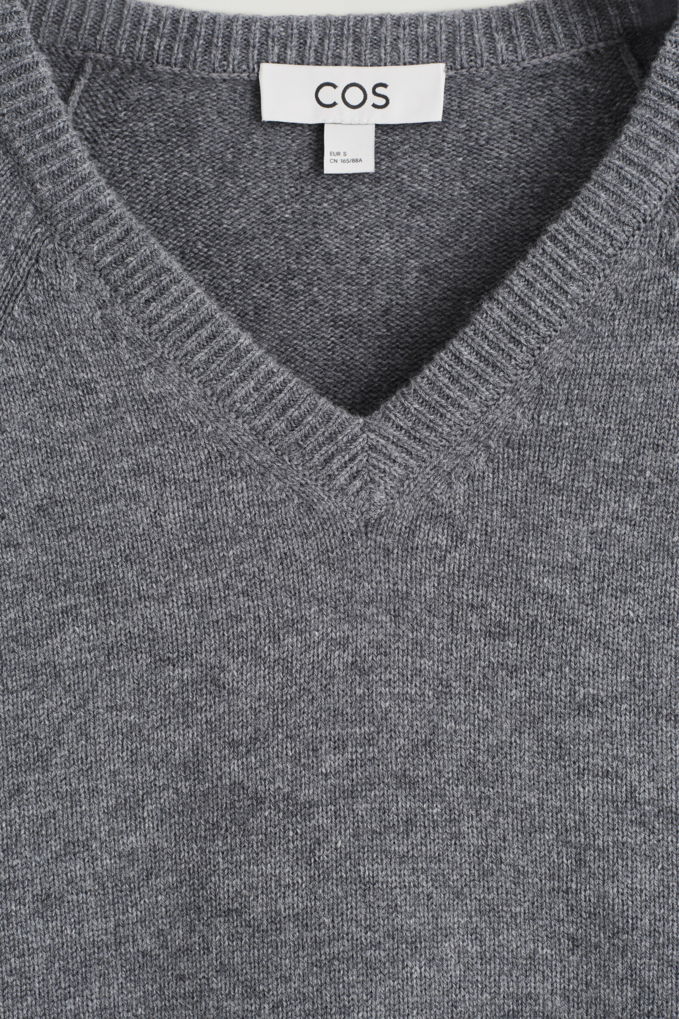 Größeres Bild ansehen: PULLOVER AUS MERINOWOLLE MIT V-AUSSCHNITT - DUNKELGRAU MELIERT - Ladies | H&M DE 7
