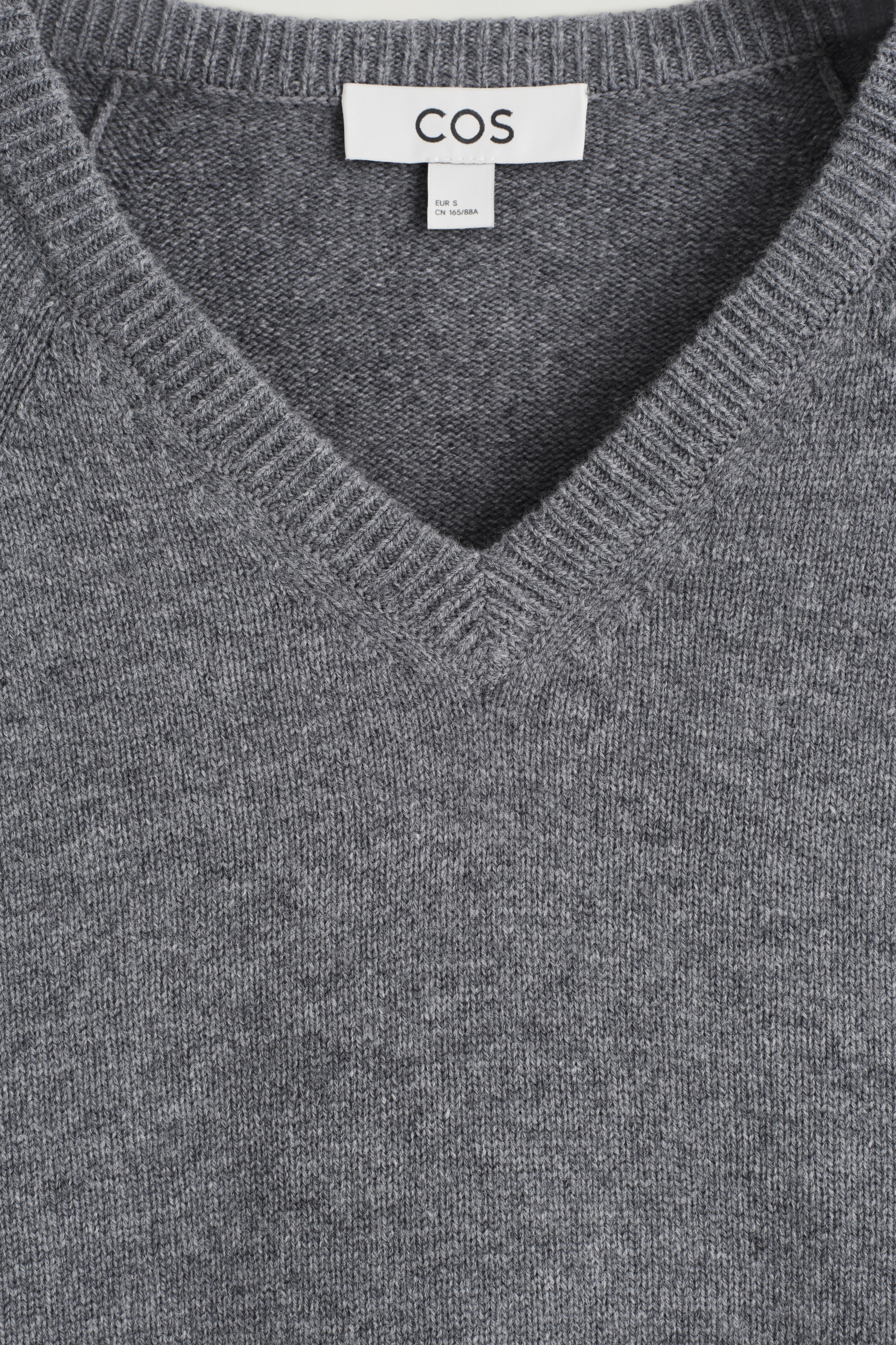 Grösseres Bild ansehen: PULLOVER AUS MERINOWOLLE MIT V-AUSSCHNITT - DUNKELGRAU MELIERT - DAMEN | H&M CH 7
