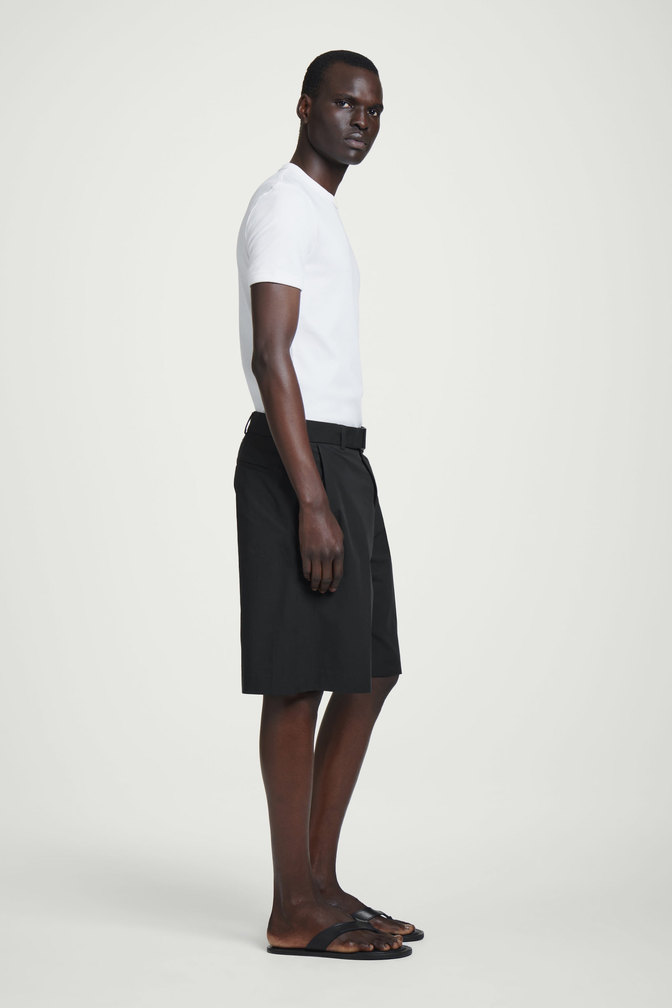 SKRÄDDADE SHORTS MED BÄLTE