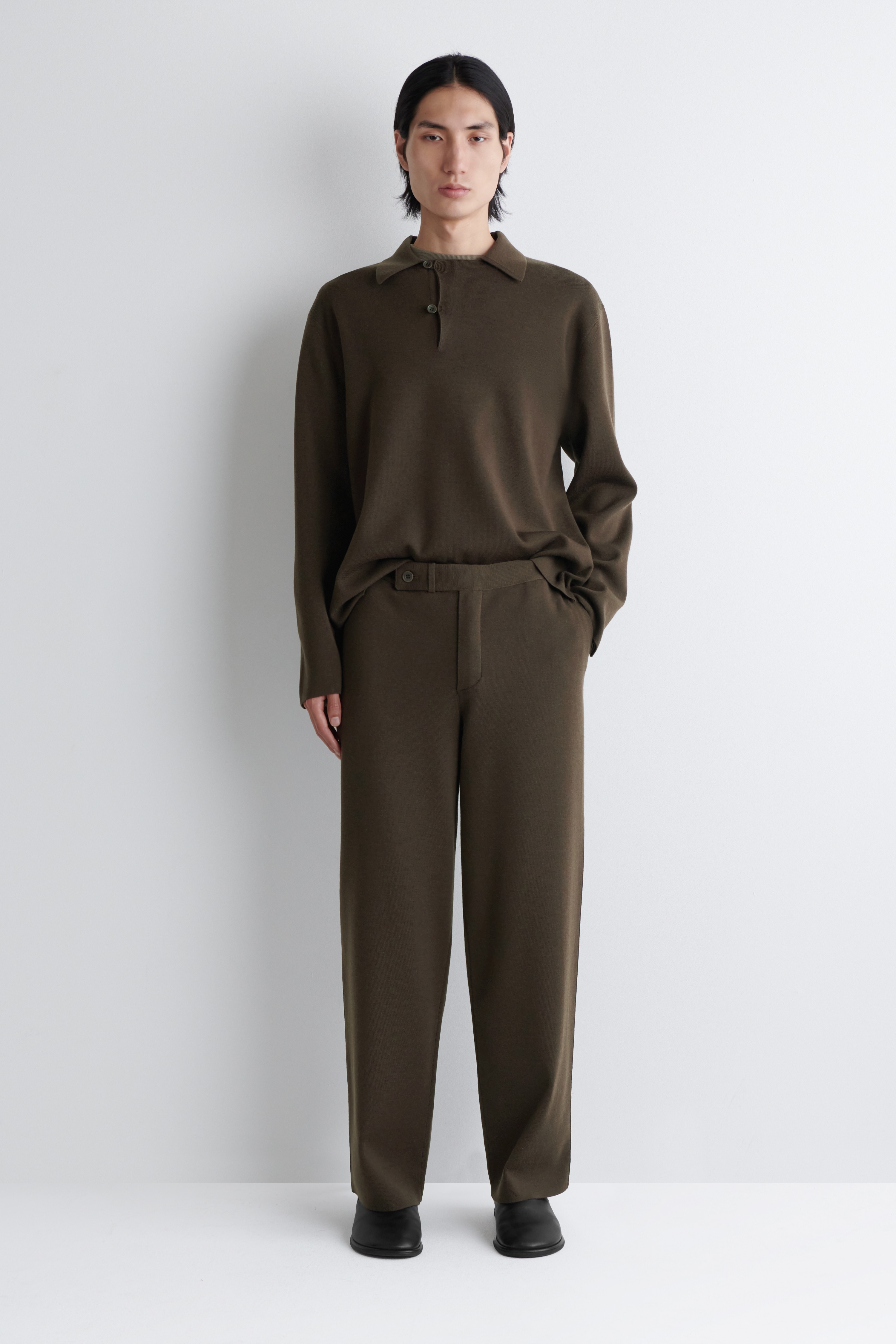 KNITTED WOOL STRAIGHT-LEG TROUSERS - MARRÓN OSCURO