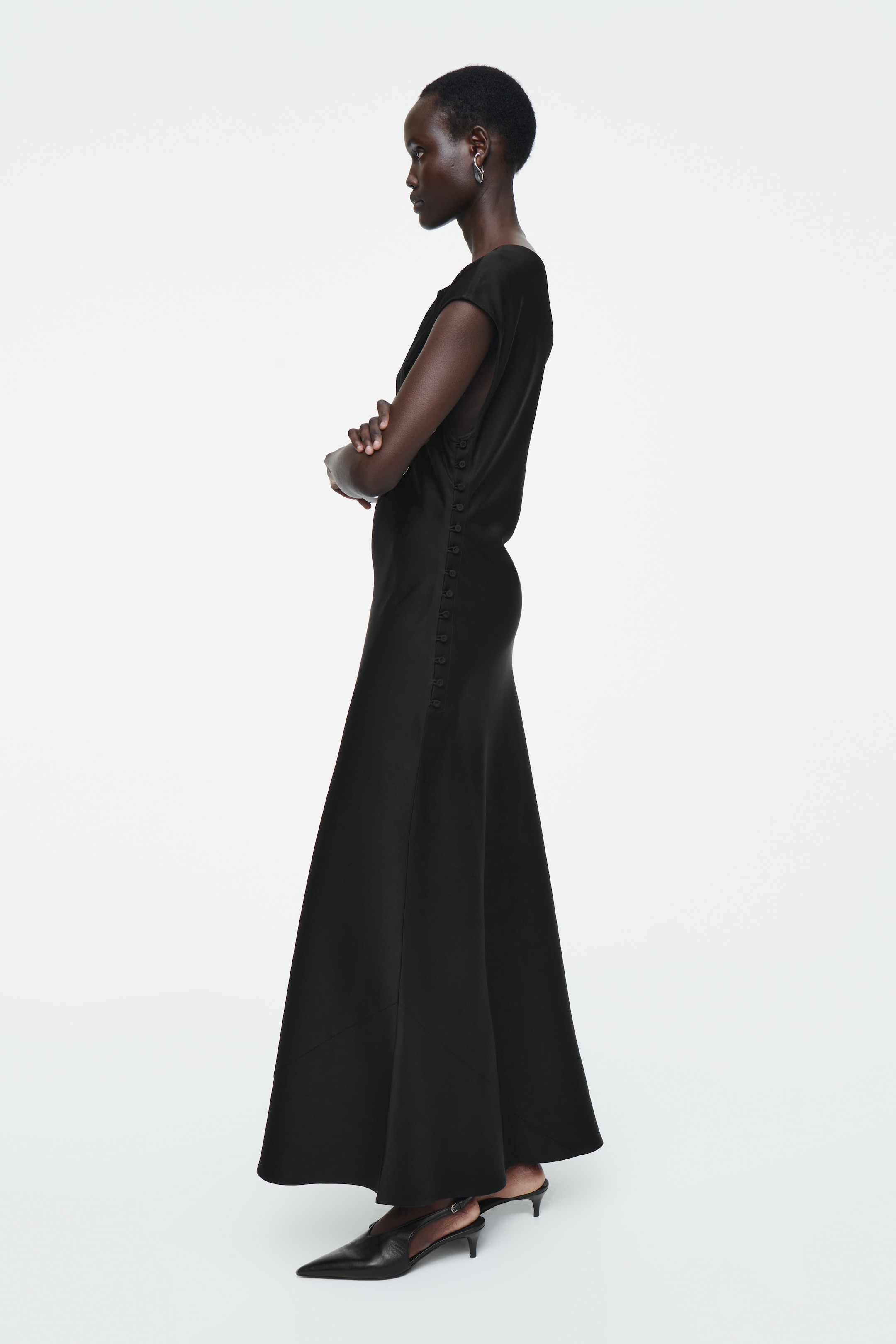 Grösseres Bild ansehen: SATINKLEID MIT SCHRÄGEM STOFFVERLAUF UND RAFFUNGEN - SCHWARZ - DAMEN | H&M CH 3
