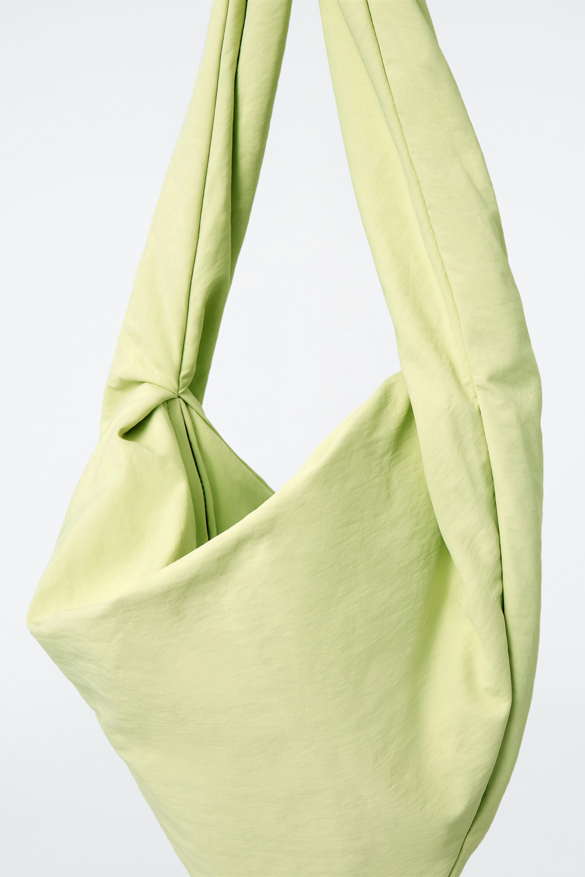 cos kiteバッグ KITE OVERSIZED SHOULDER BAG - NYLON - BLACK | COS