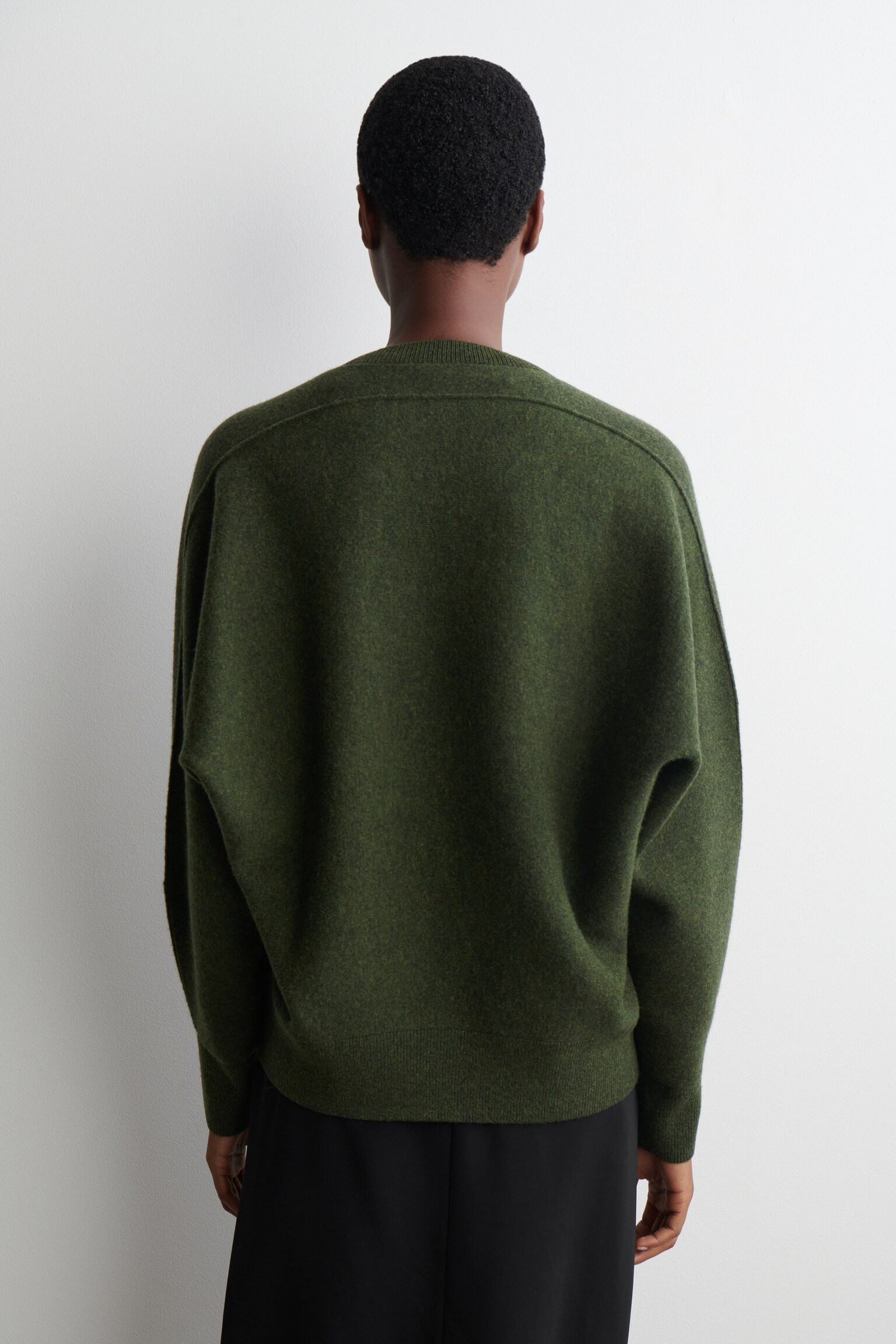 OVÁLNÝ DVOJITĚ PŘELOŽENÝ VLNĚNÝ SVETR - DARK GREEN/GREY MÉLANGE - 5
