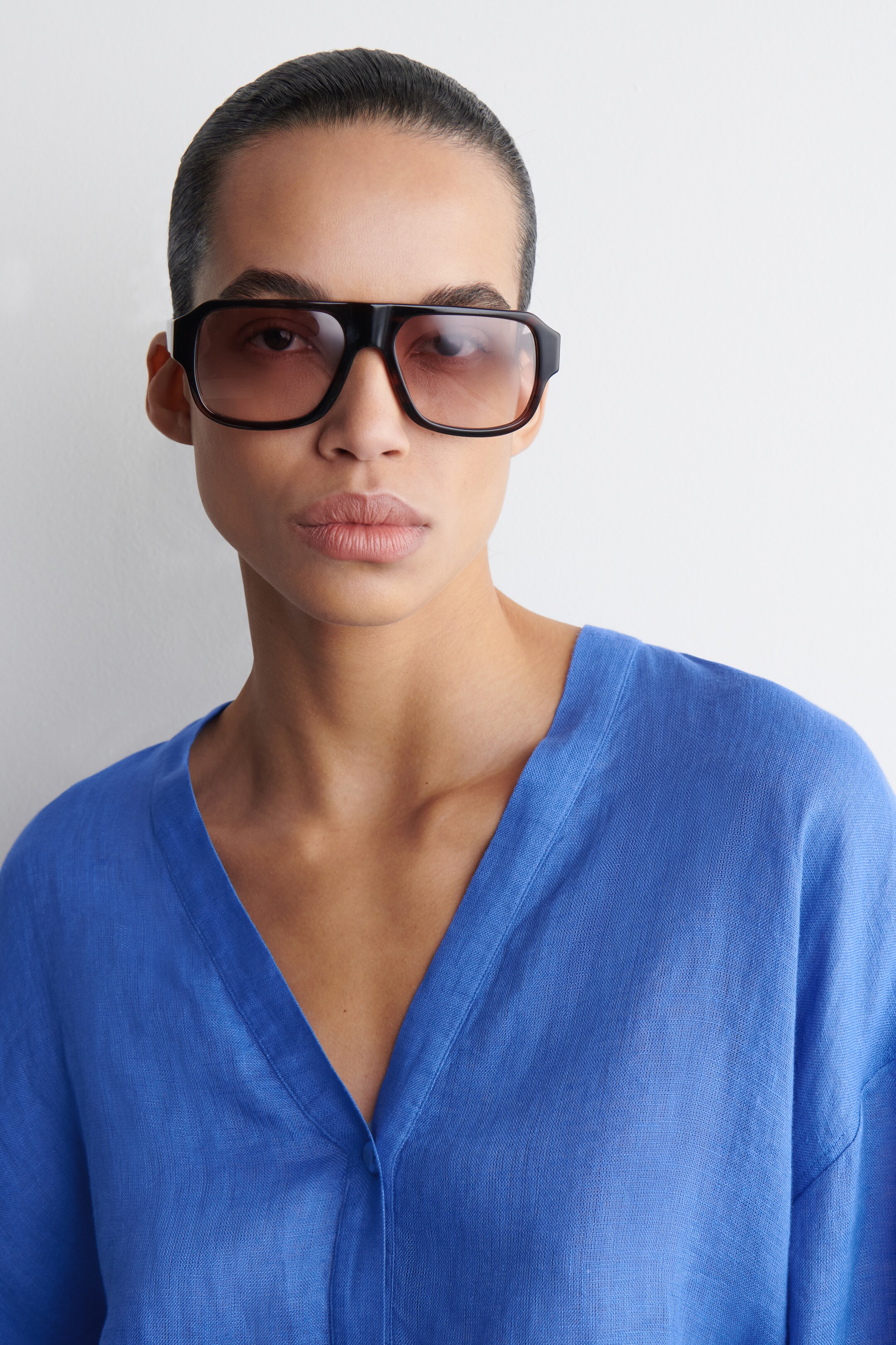 Zobrazit větší obrázek: OVERSIZED LÍNOVÁ KOŠILE S V-VÝSTŘIHEM - MODRÁ - ŽENY | H&M CZ 4