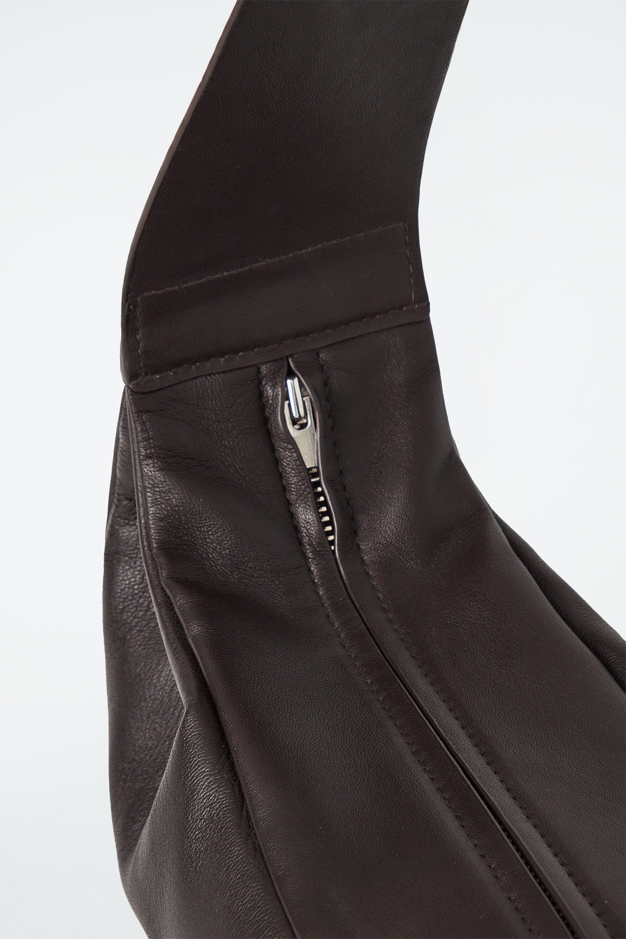 【COS】SWING CROSSBODY BAG SWING CROSSBODY BAG - LEATHER - DARK BROWN | COS