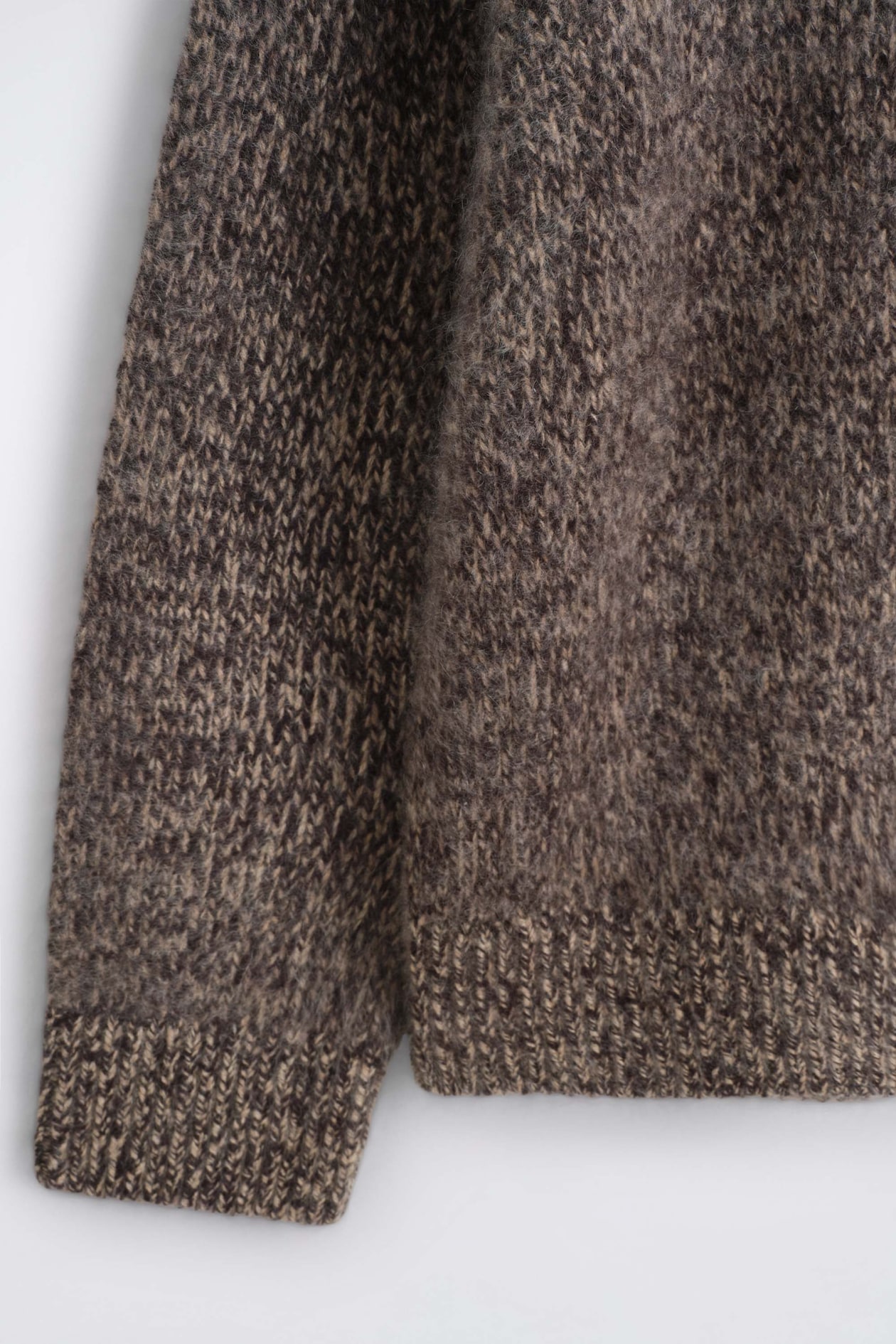 TWO-TONE BRUSHED PURE CASHMERE CREW-NECK SWEATER — MOCHA MÉLANGE