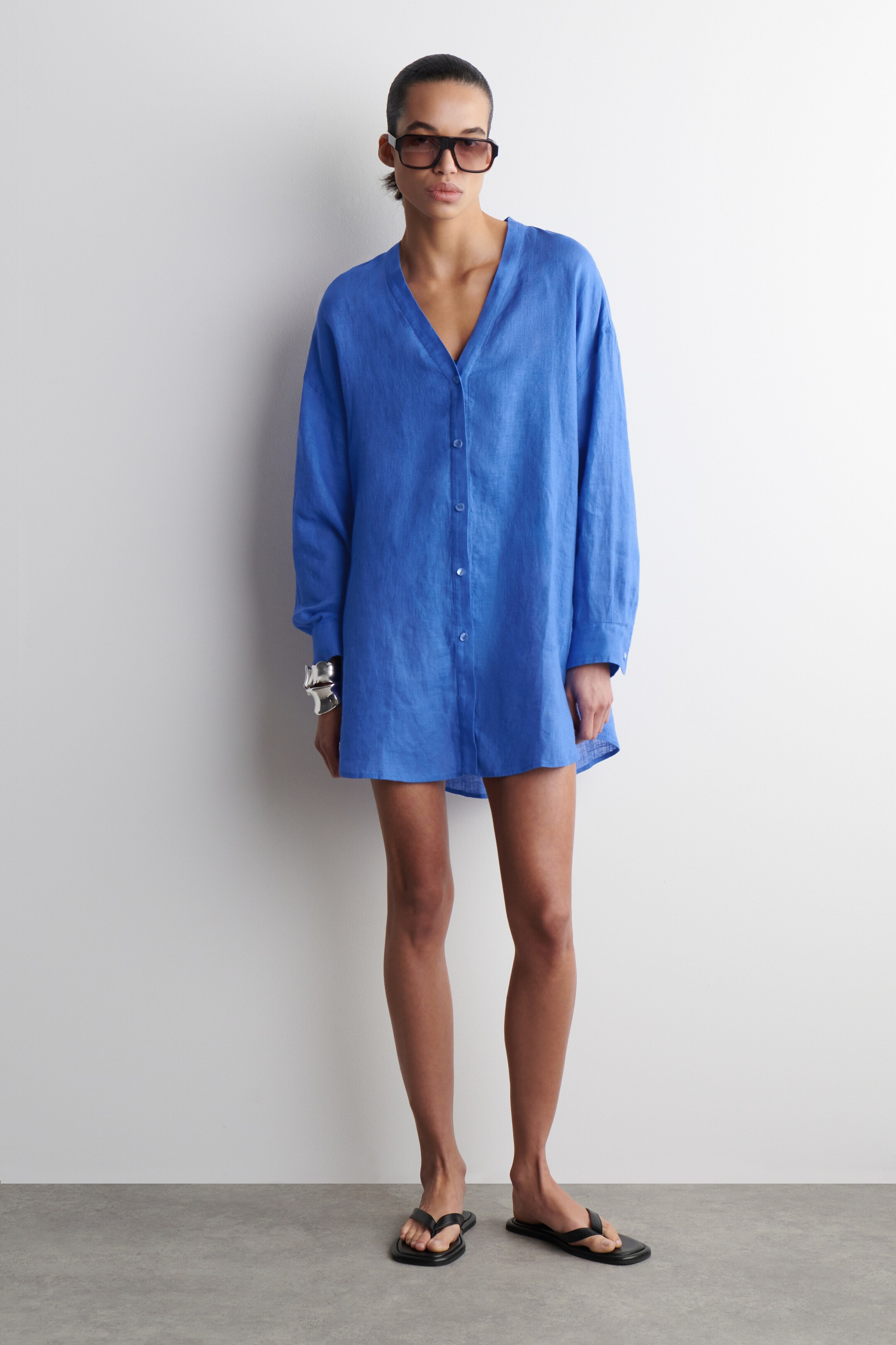 Zobrazit větší obrázek: OVERSIZED LÍNOVÁ KOŠILE S V-VÝSTŘIHEM - MODRÁ - ŽENY | H&M CZ 2