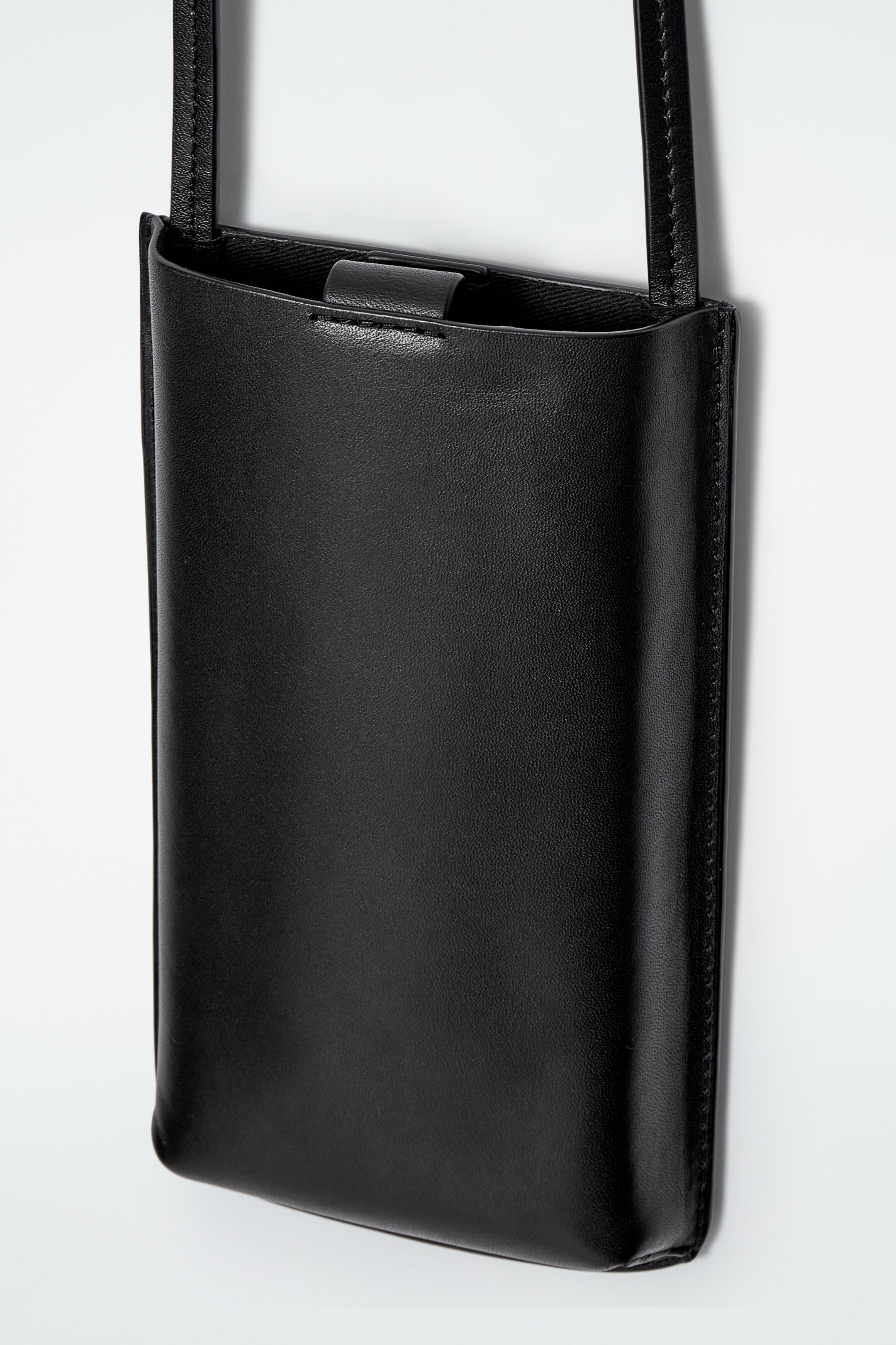 Visa större bild: CROSSBODY MOBILVÄSKA I LÄDER - SVART - DAM | H&M SE 3
