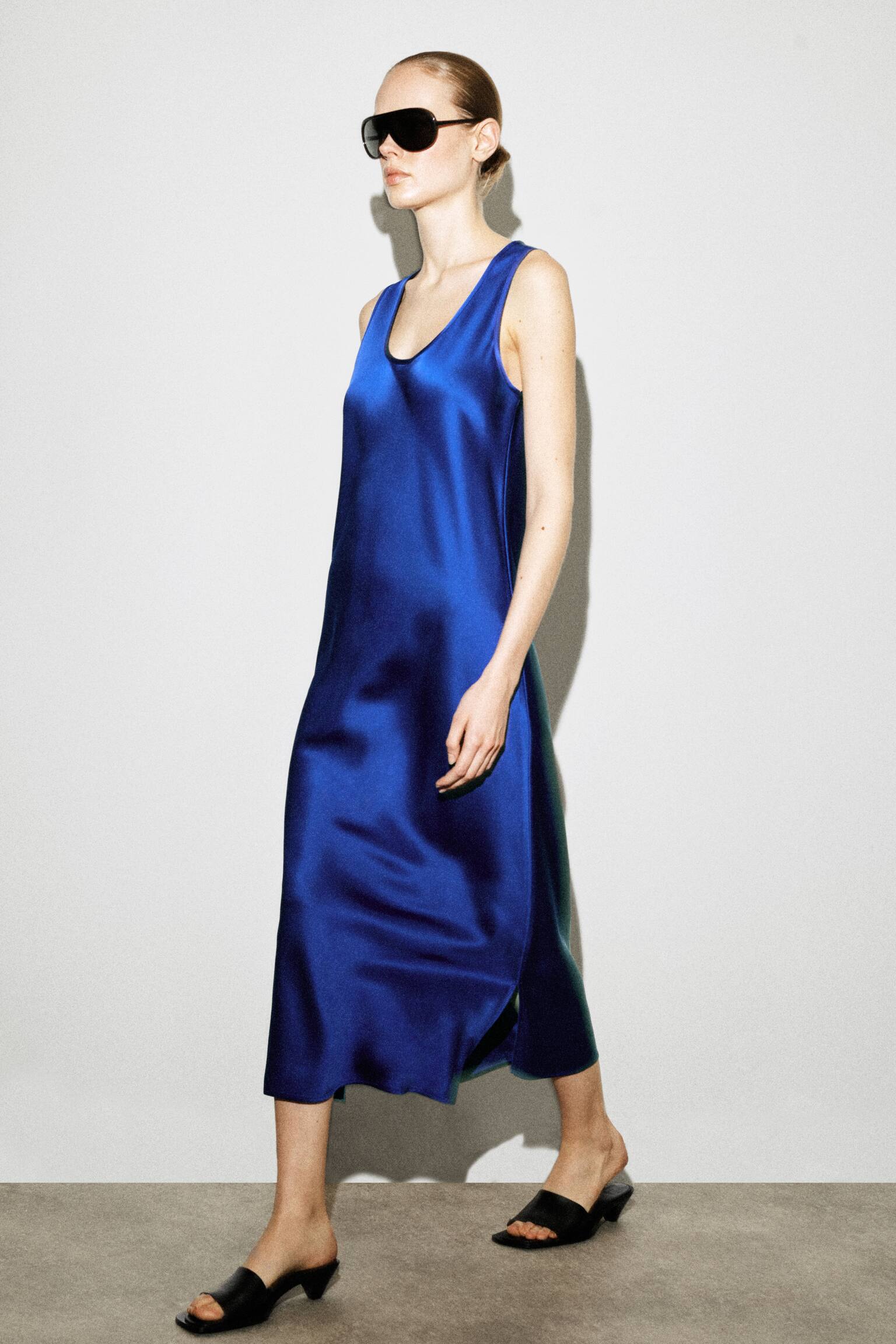 MIDIKLÄNNING MED DJUP HALSRINGNING I SATIN-BLÅ - 6