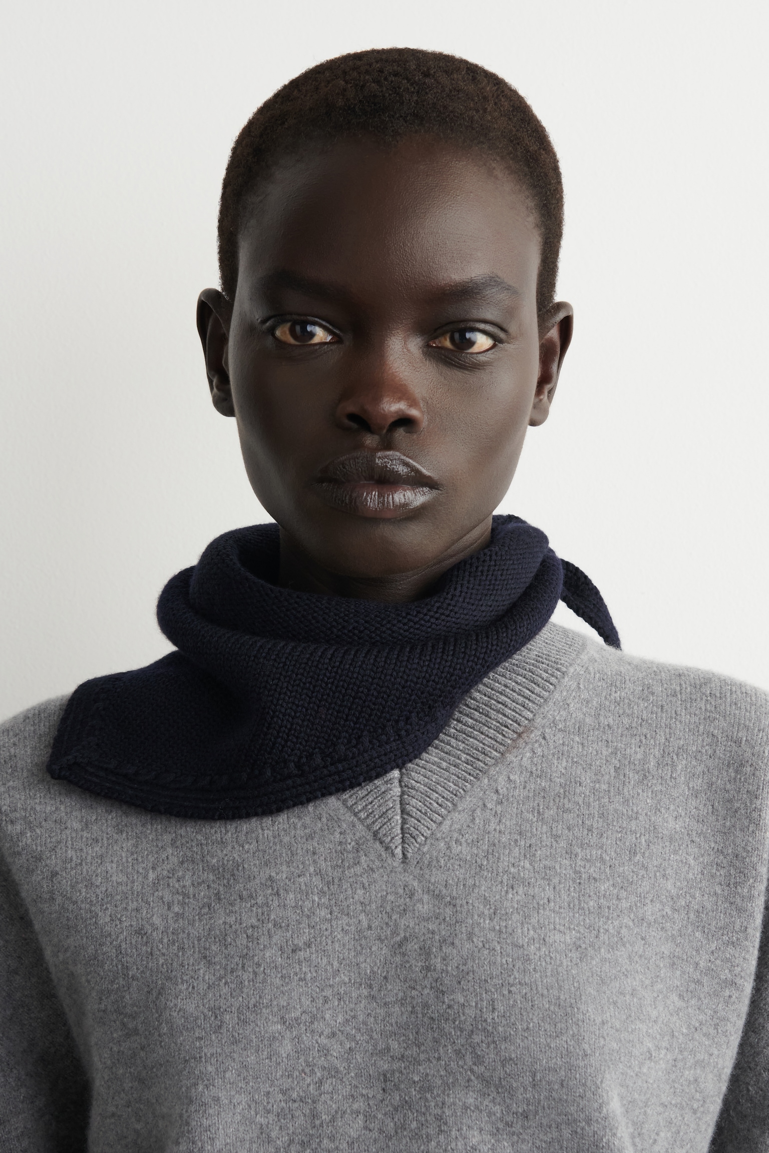 צעיף משולש מצמר מרינו - כחול כהה/צהוב חמאה - 1