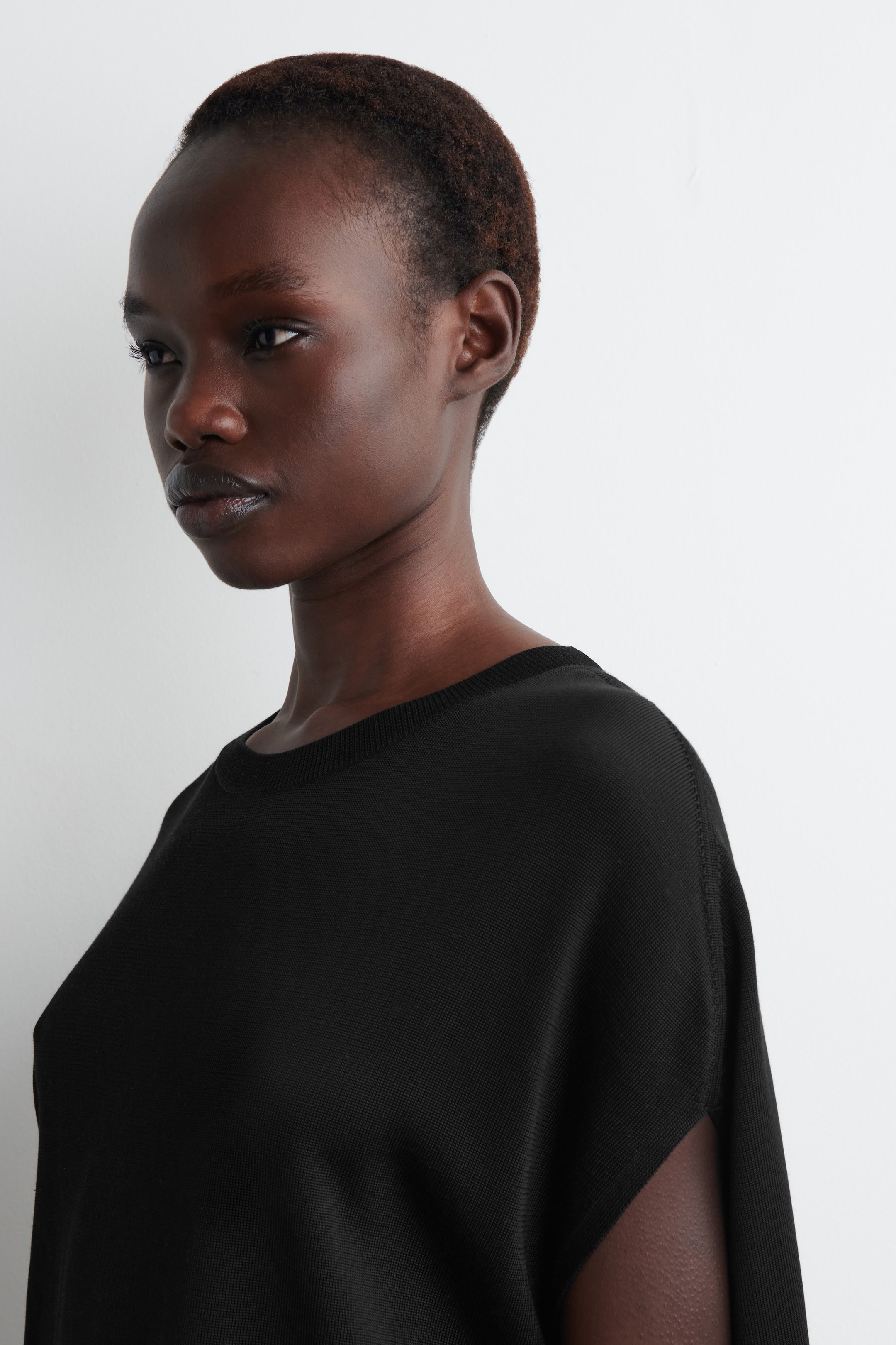 Grösseres Bild ansehen: RUND GESCHNITTENES STRICKKLEID - SCHWARZ - DAMEN | H&M CH 5