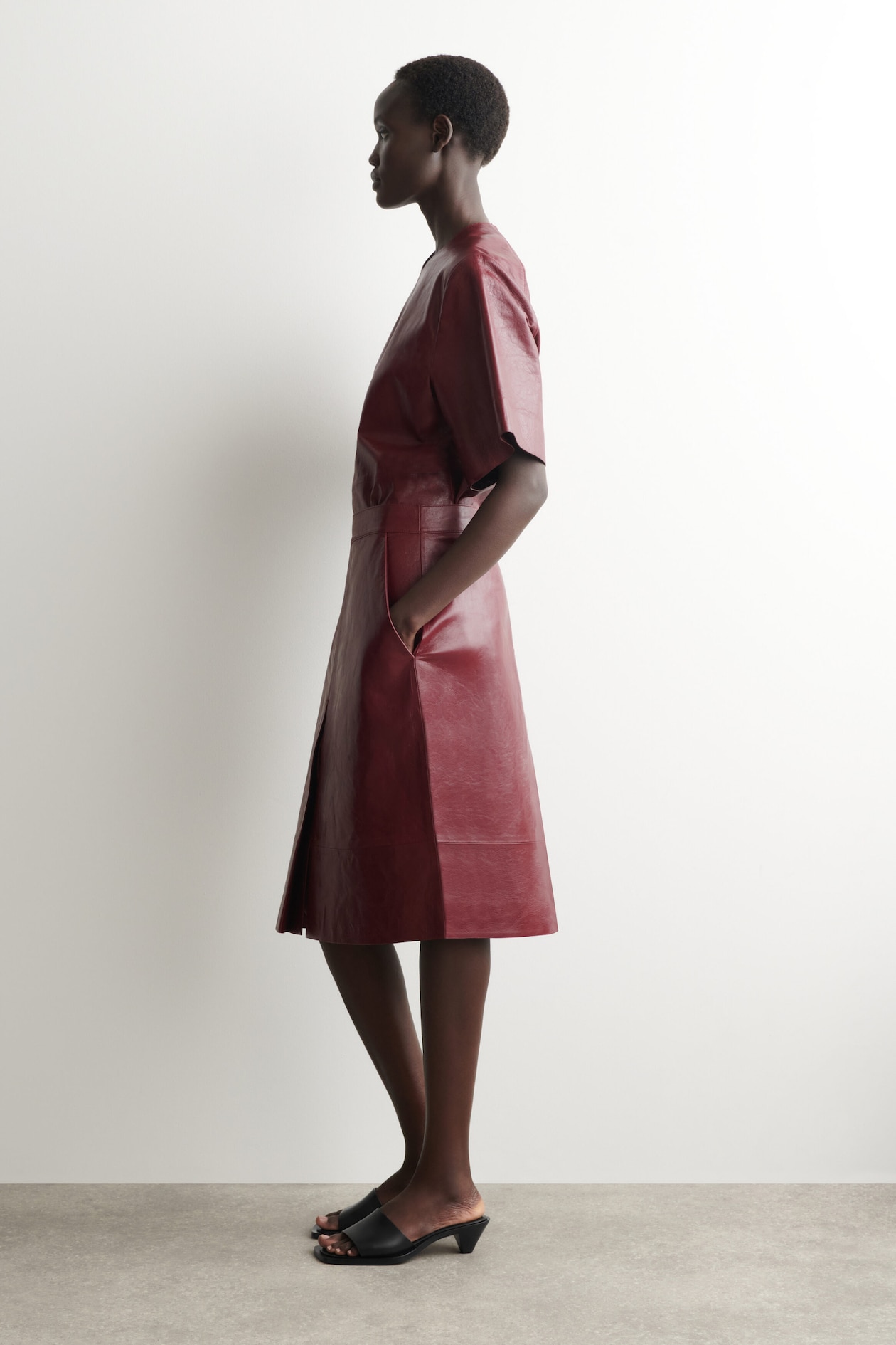 PLEATED TEXTURED-LEATHER MIDI SKIRT — CRIMSON