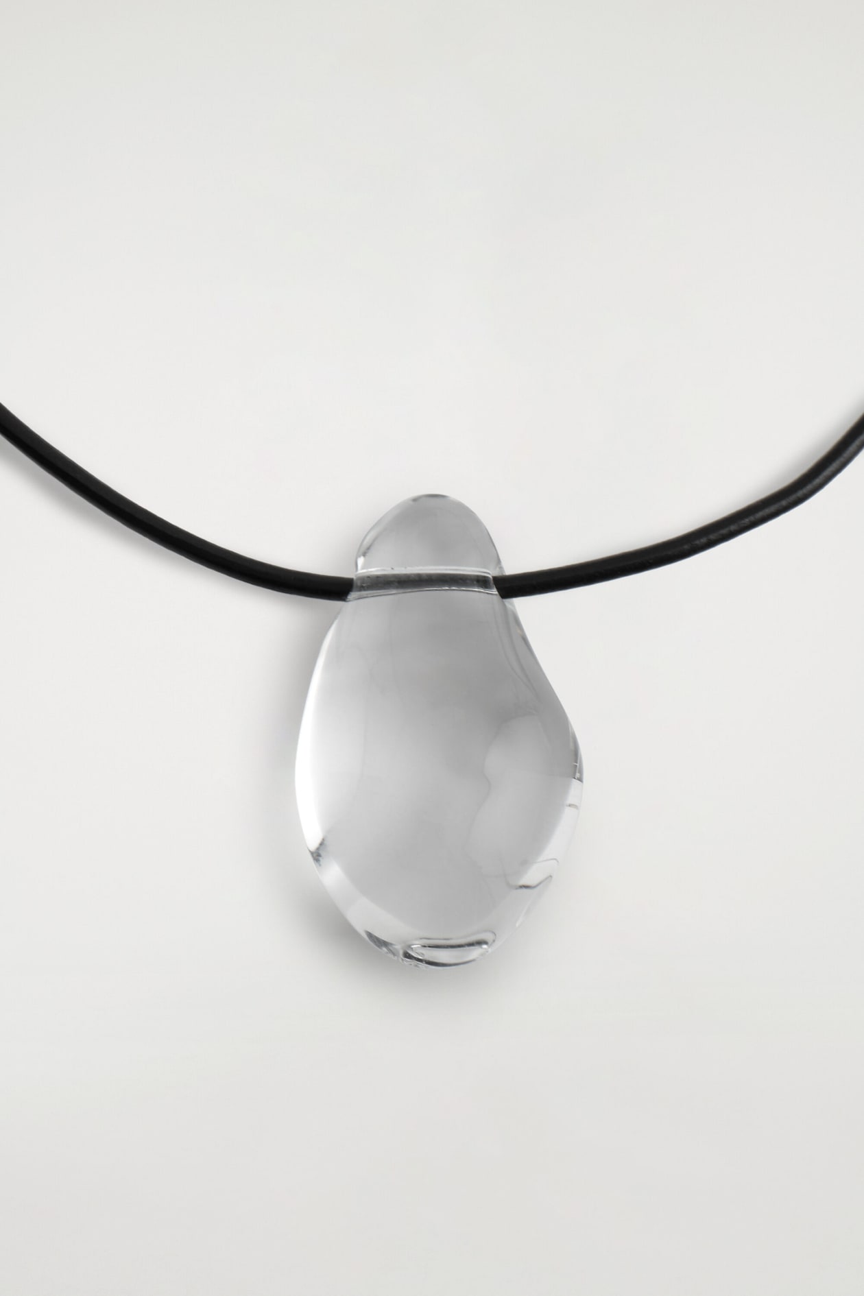 DOMED GLASS PENDANT NECKLACE — CLEAR / BLACK