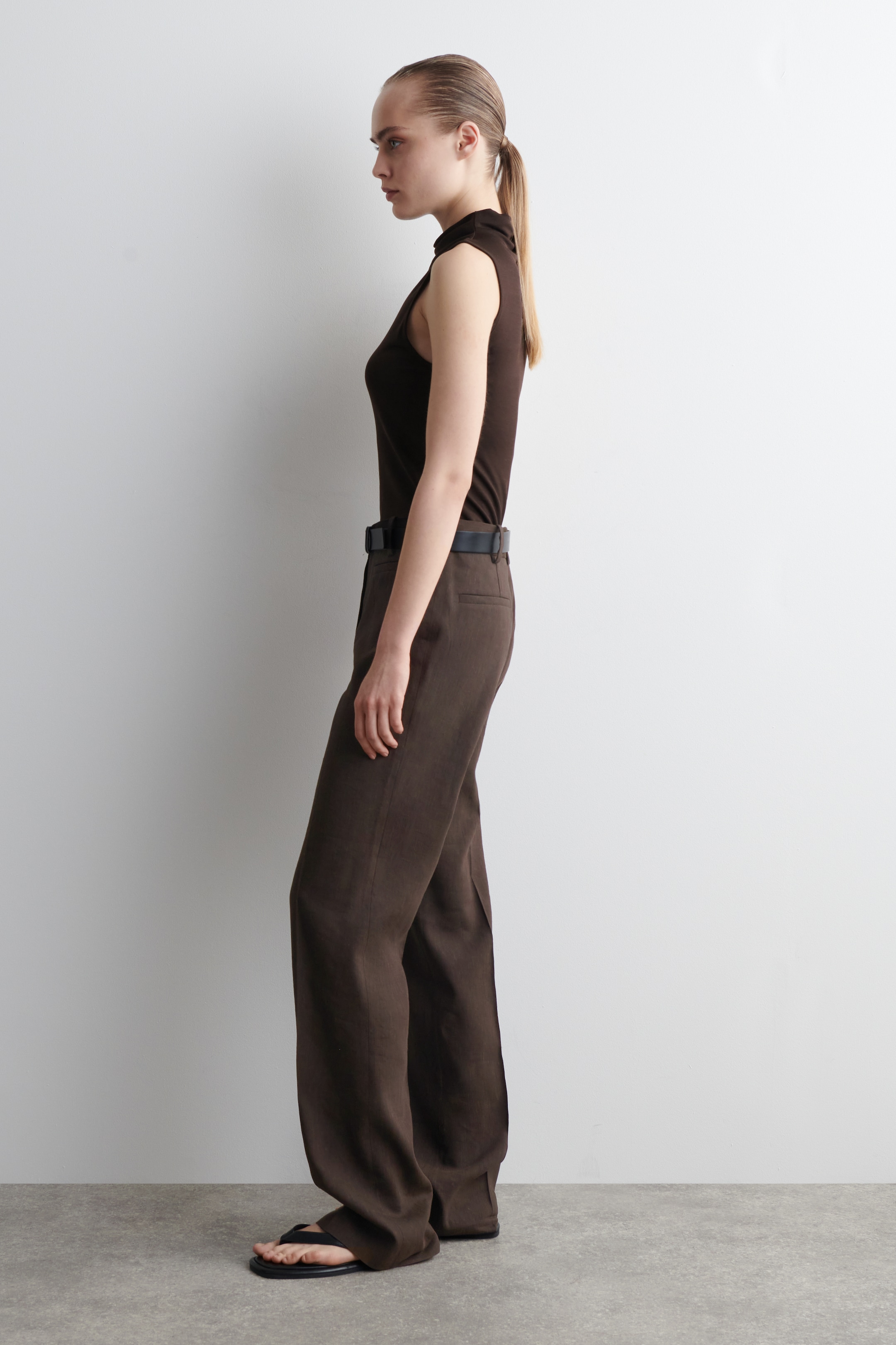 Visualizza immagine più grande: CANOTTA A COLLO ALTO DRAPPEGGIATO - MARRONE SCURO - DONNA | H&M IT 3