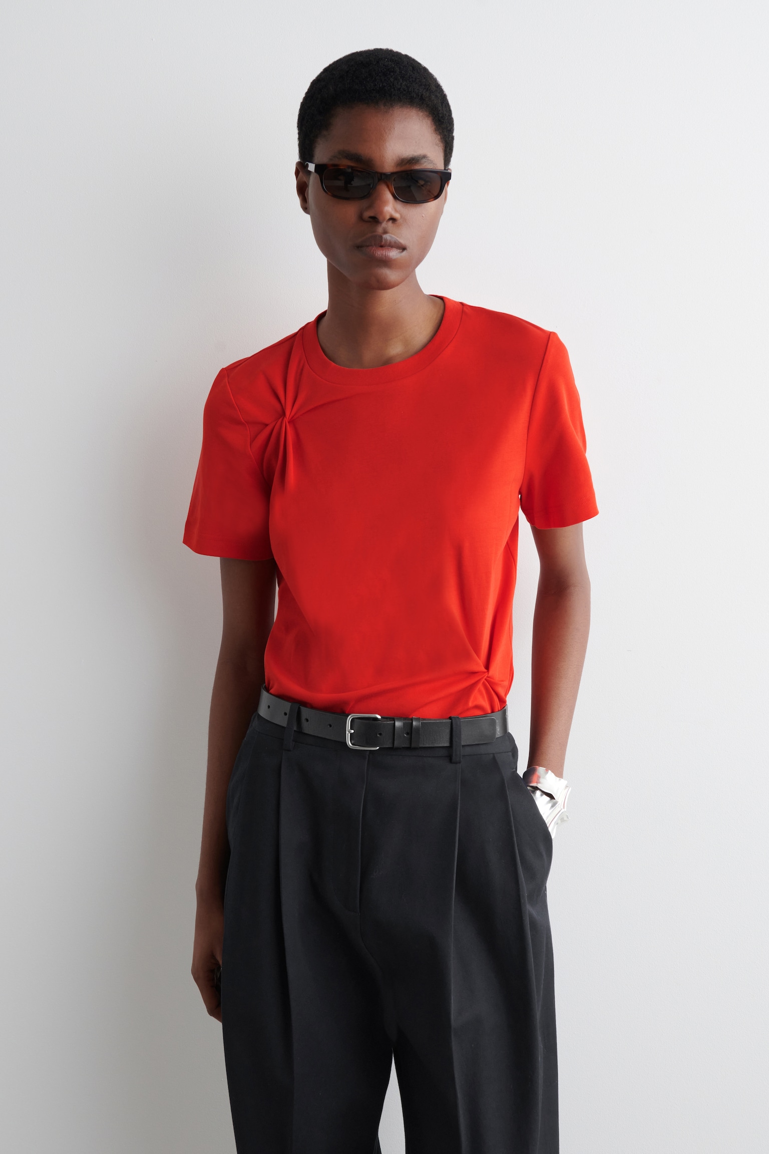 T-SHIRT À DÉTAIL NOUÉ - ROUGE/BLEU MARINE
