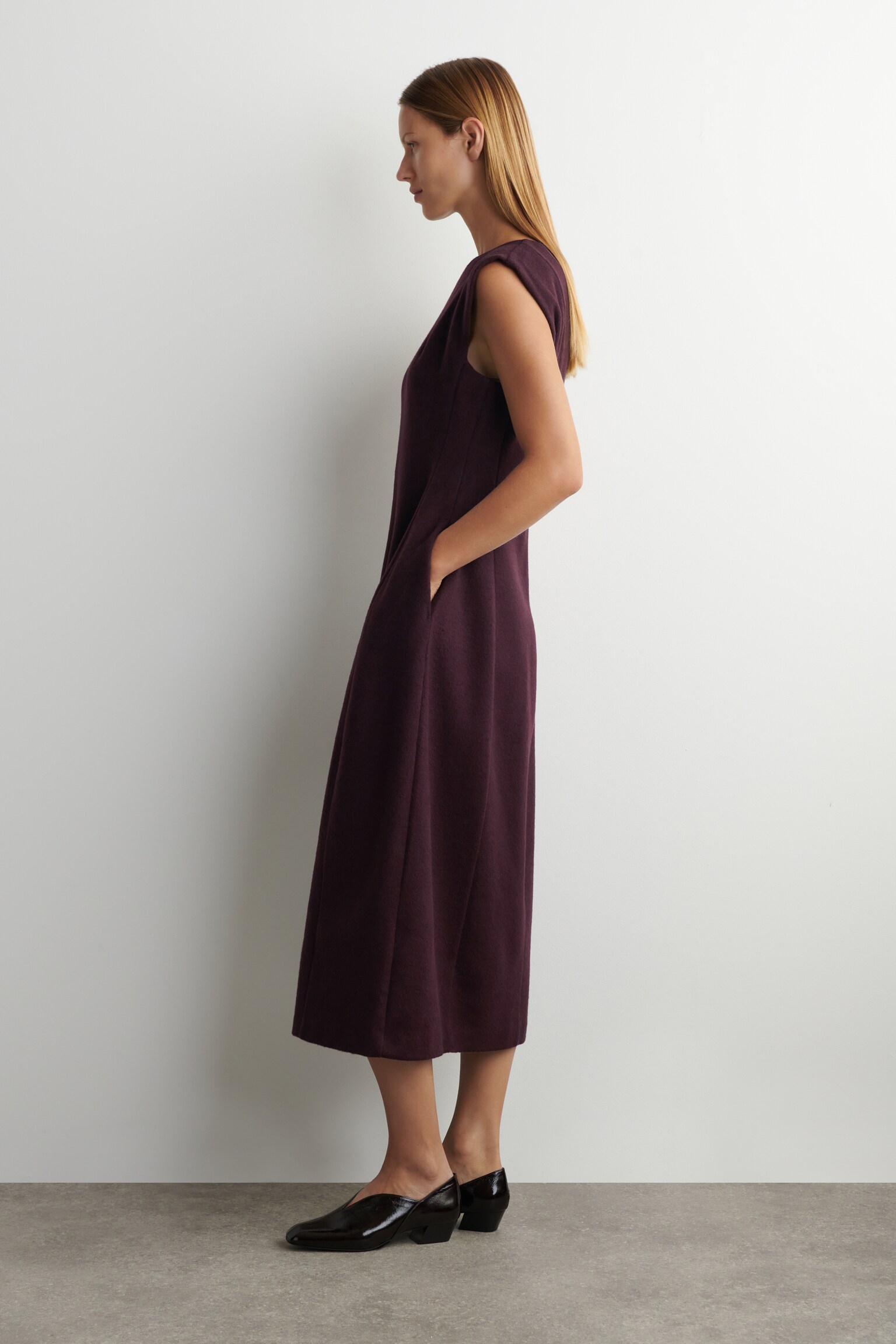 SCULPTED BRUSHED-WOOL MIDI DRESS - BURGUNDY/NAVY - 4