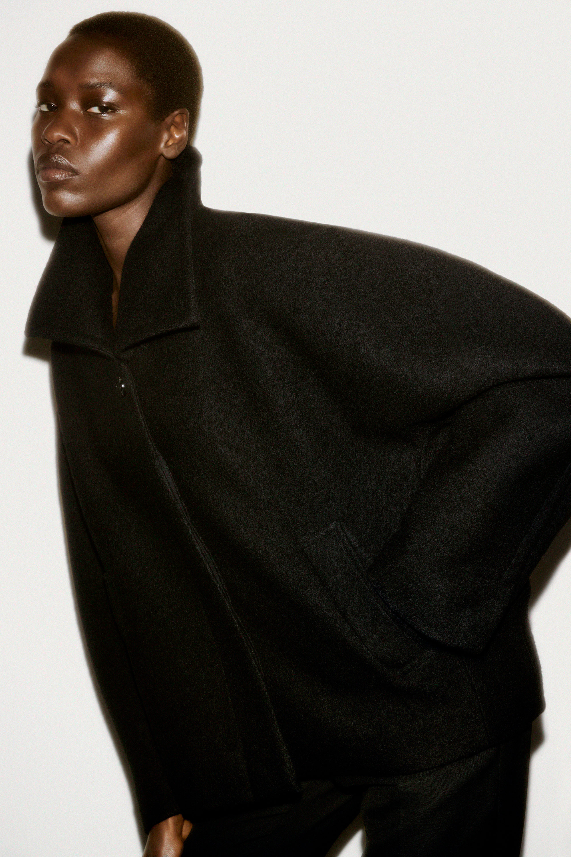 COS オーバーサイズ ボイルウールジャケット OVERSIZED BOILED-WOOL SHORT JACKET - BLACK | COS US