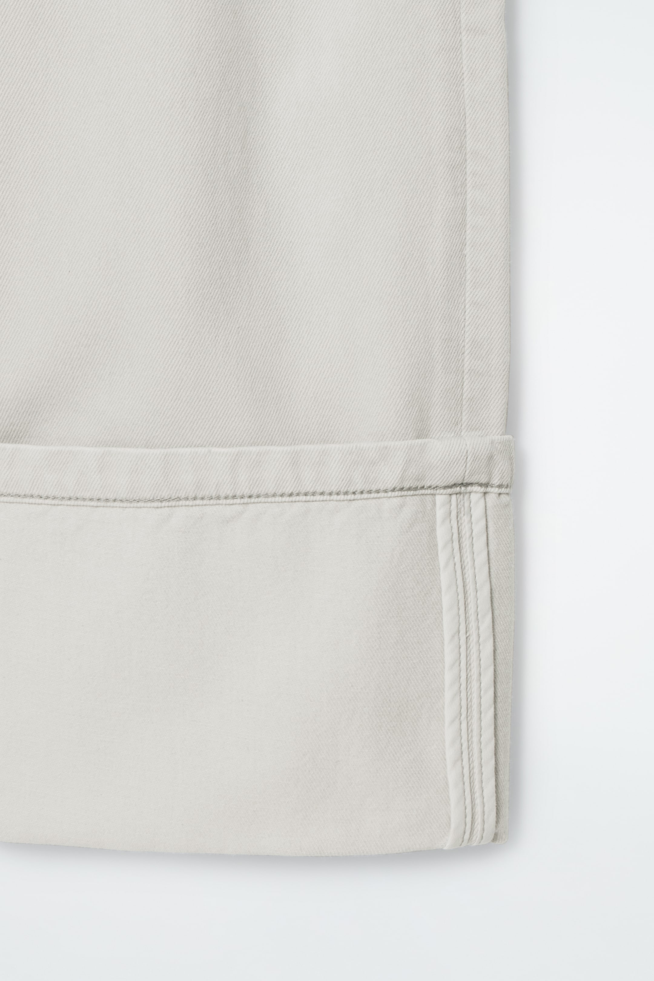 Grösseres Bild ansehen: FACADE JEANS MIT GERADEM BEIN UND UMSCHLAG - Hellgrau - DAMEN | H&M CH 2