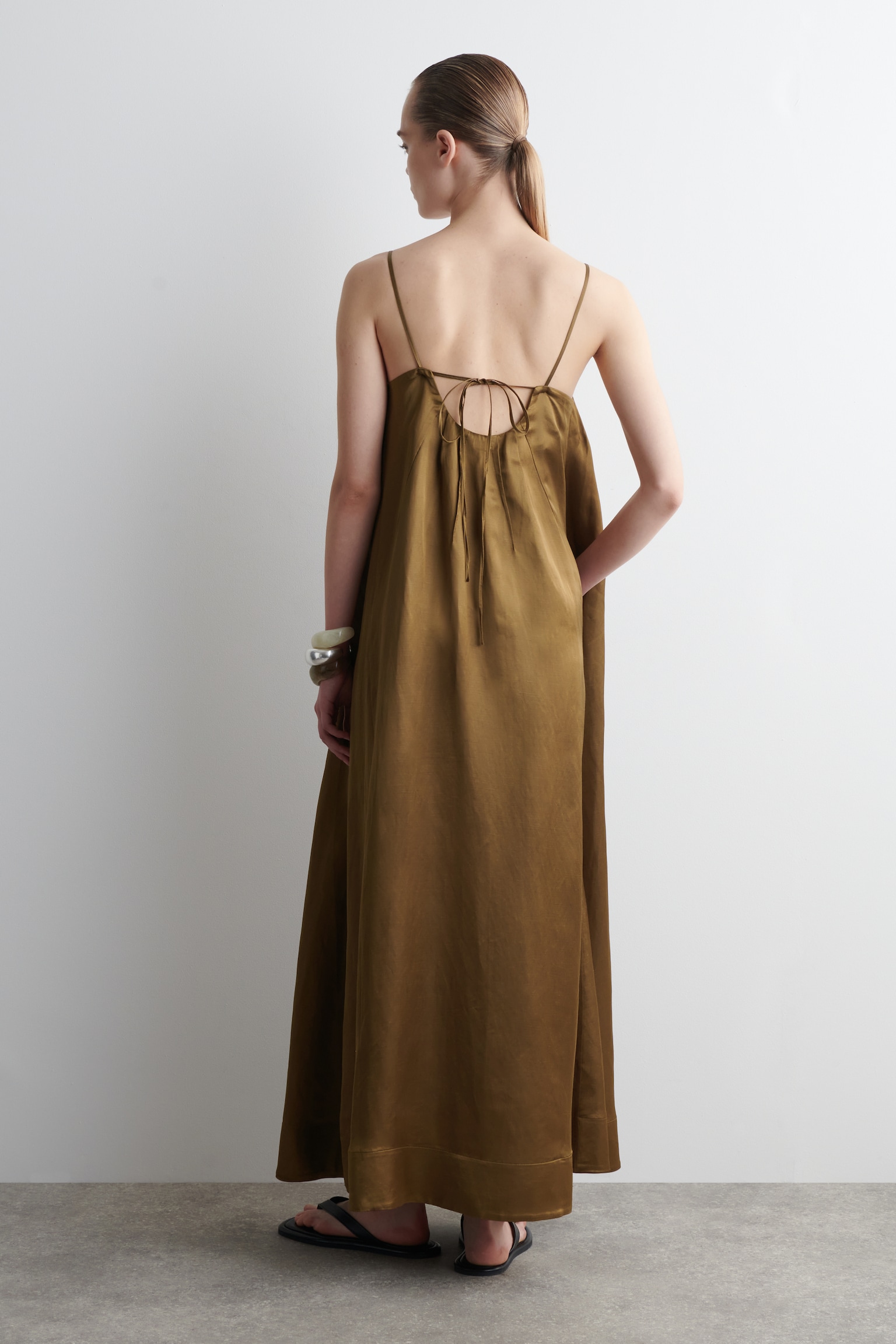 VESTIDO LARGO PLISADO FLUIDO - OCRE - 3