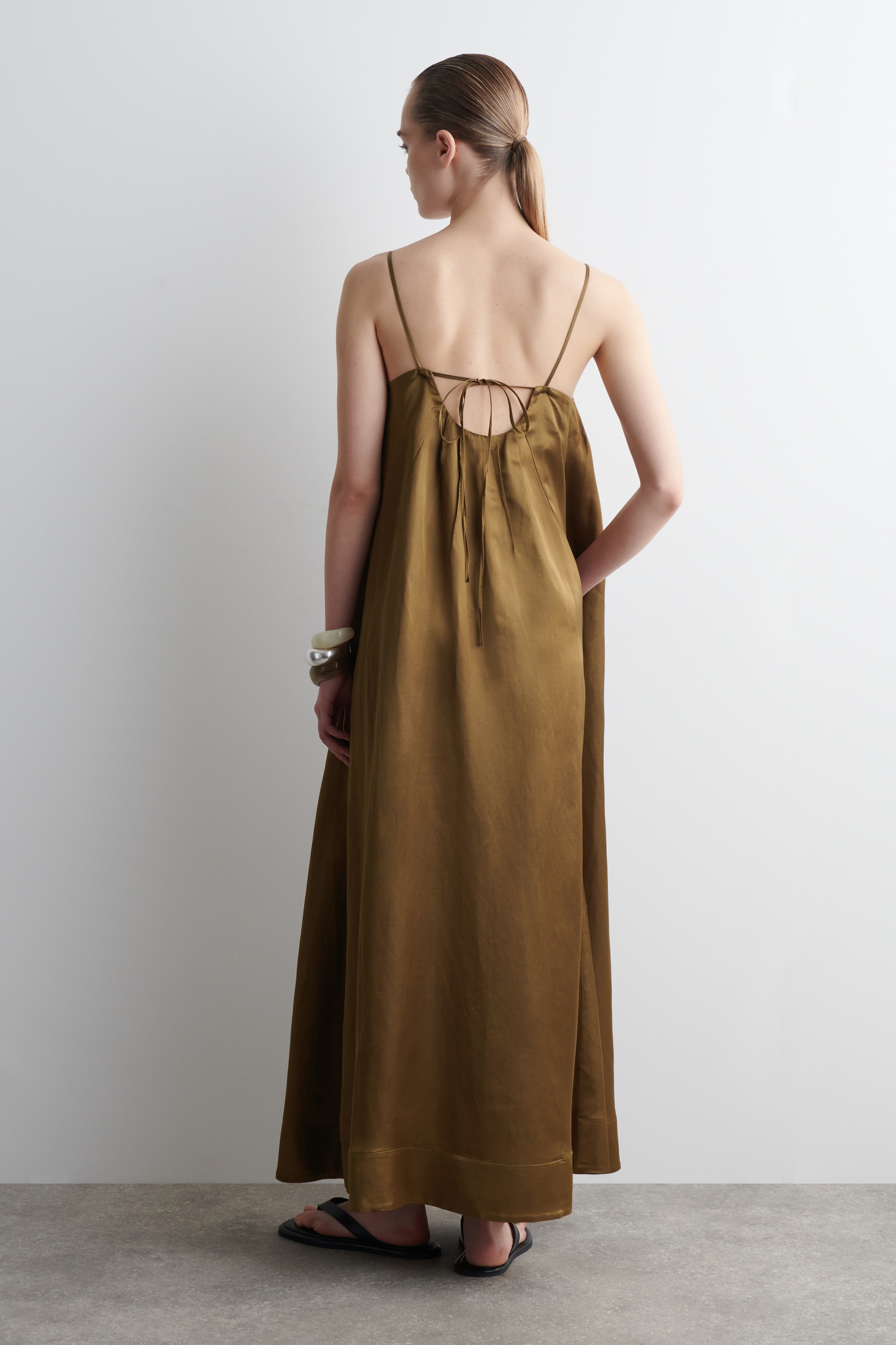 Zobrazit větší obrázek: PLISOVANÉ MAXI ŠATY - OKROVÁ - ŽENY | H&M CZ 3