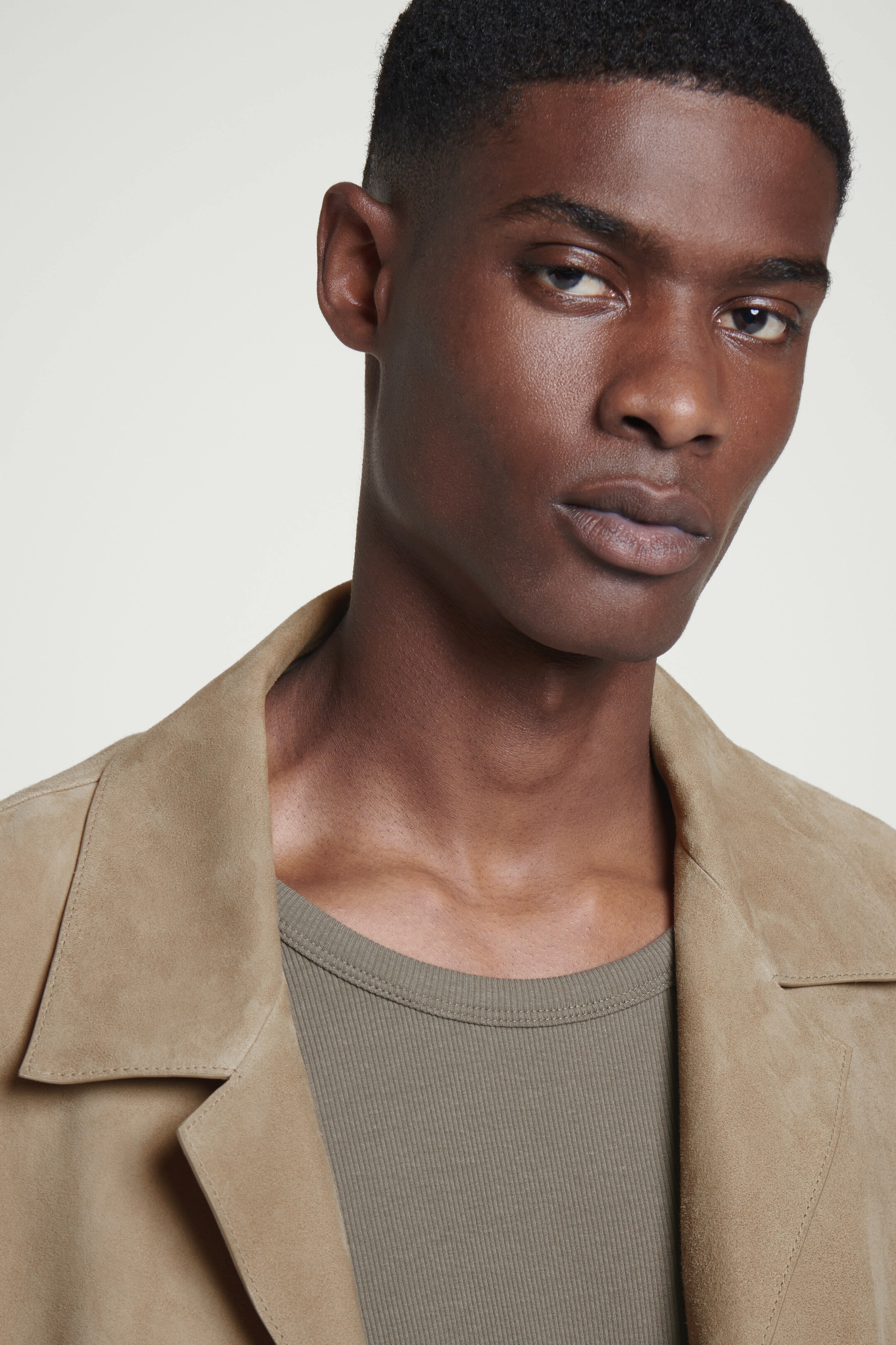 Zobrazit větší obrázek: ÚZKÝ ŽEBROVANÝ BAVLNĚNÝ TÍLKO - TMAVÁ KRTKOVÁ - MUŽI | H&M CZ 3