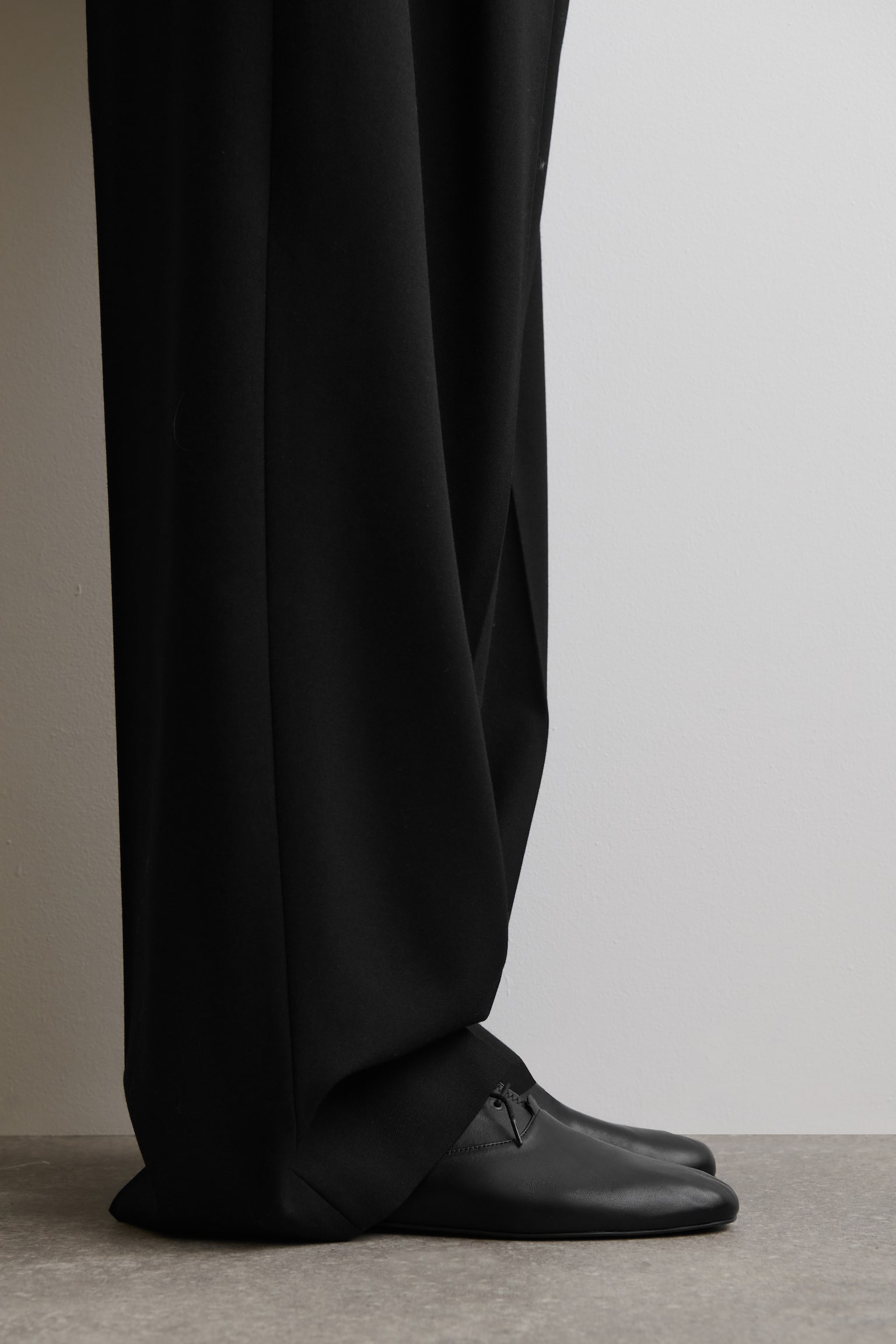 BROGUE BOTY Z MĚKKÉ KŮŽE - ČERNÁ - 1