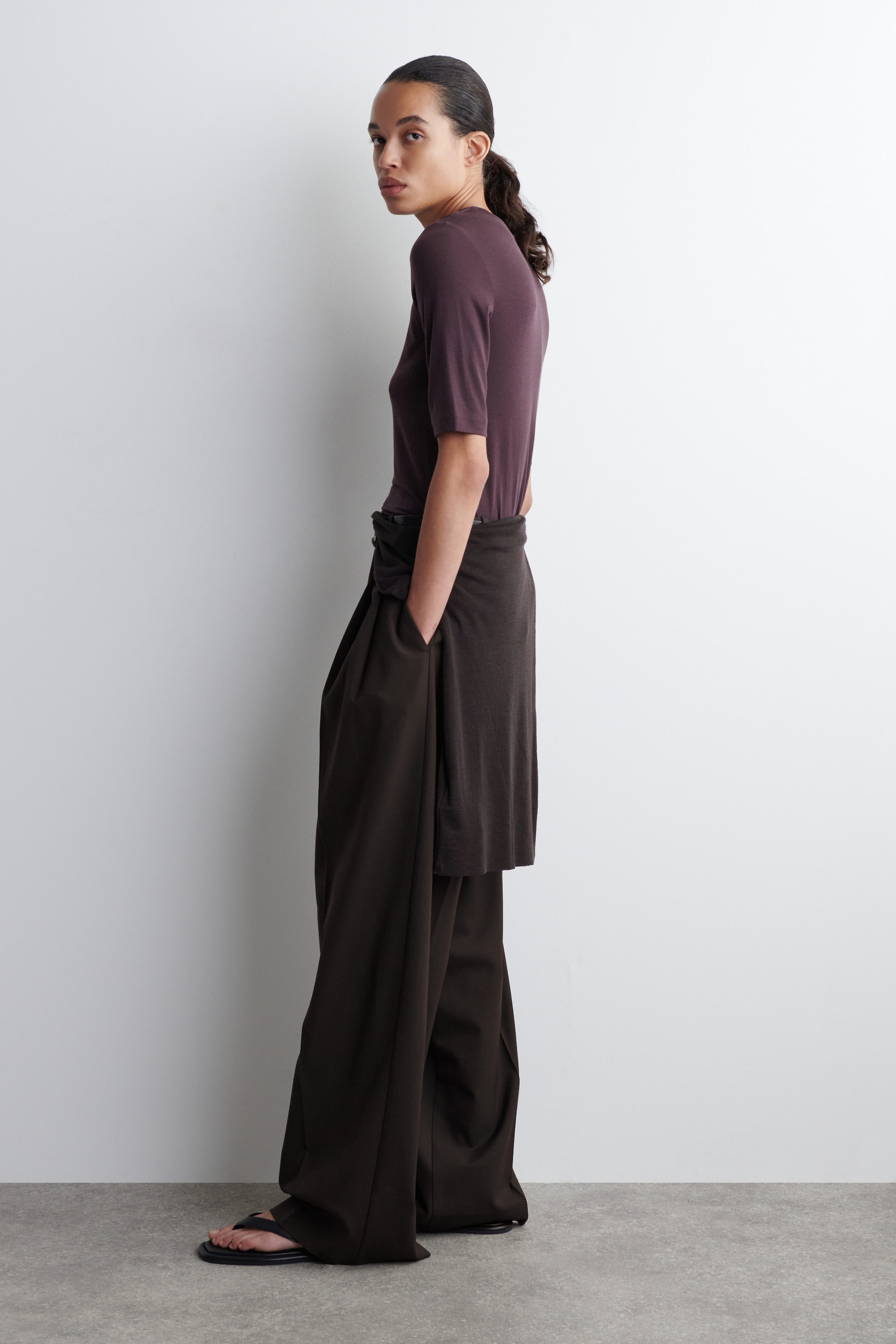 SLIM LIGHTWEIGHT T-SHIRT