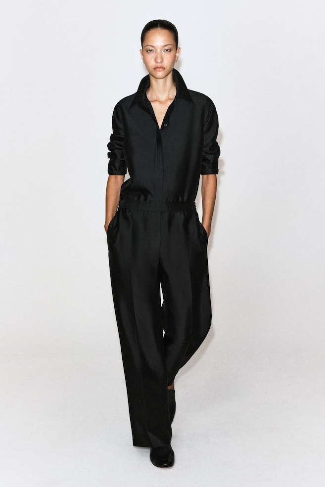 TAILORED SILK STRAIGHT-LEG PANTS — CARBON