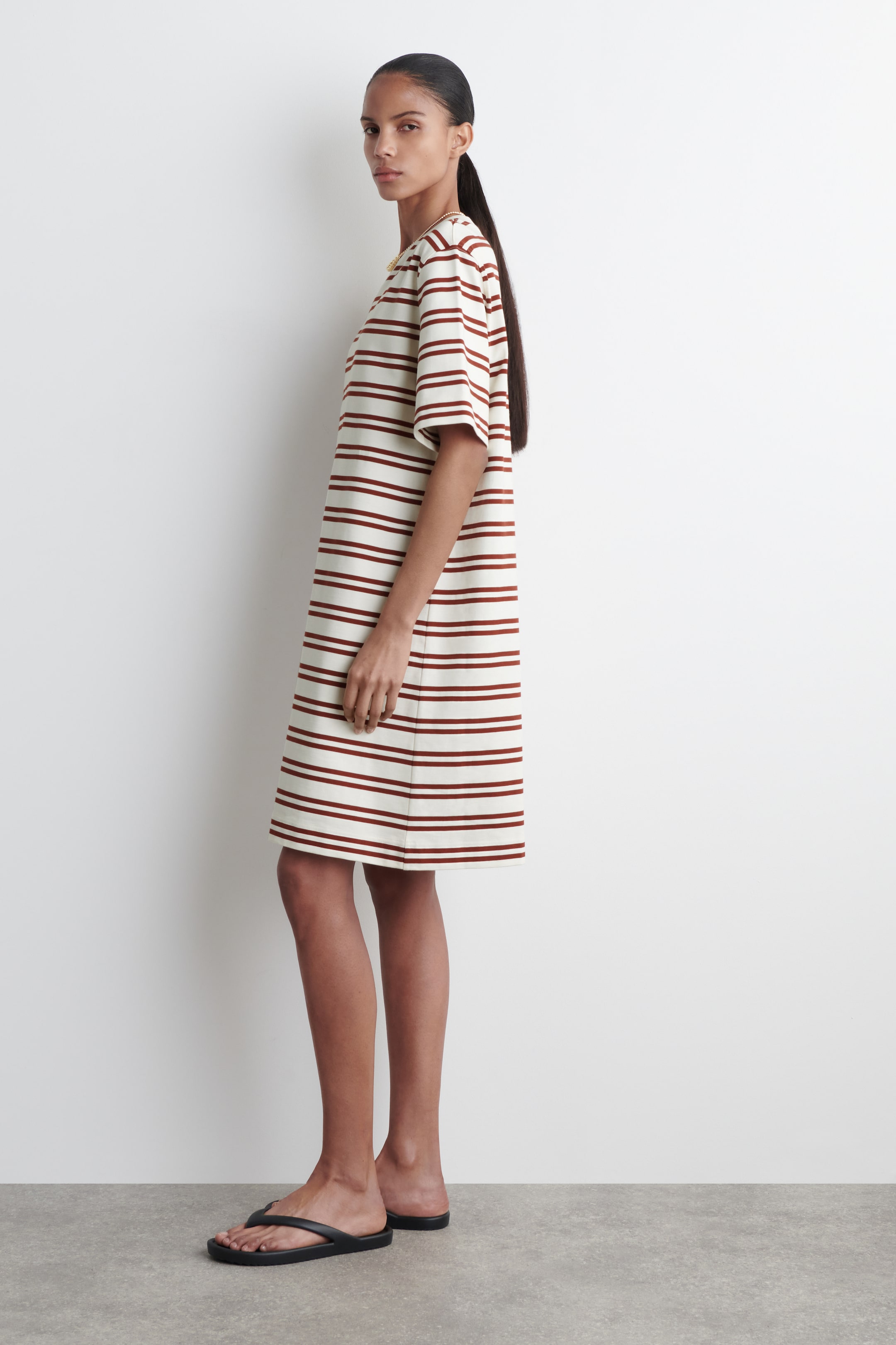 Größeres Bild ansehen: COTTON MINI T-SHIRT DRESS - WHITE / RED / STRIPED - Ladies | H&M DE 2