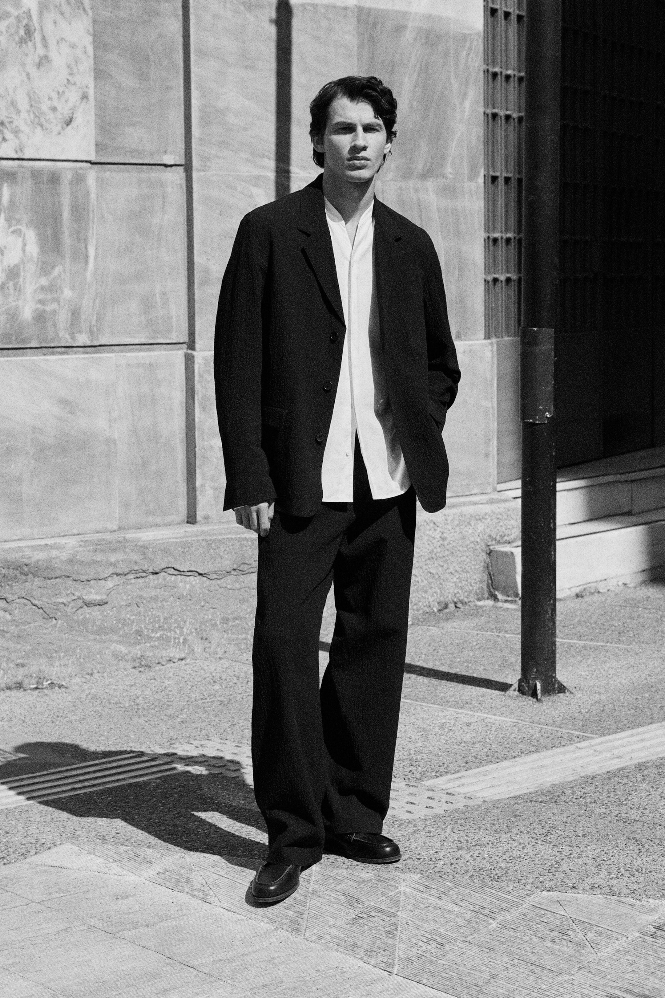 LEDIGA BYXOR MED RAKA BEN I BÄCKEBÖLJA