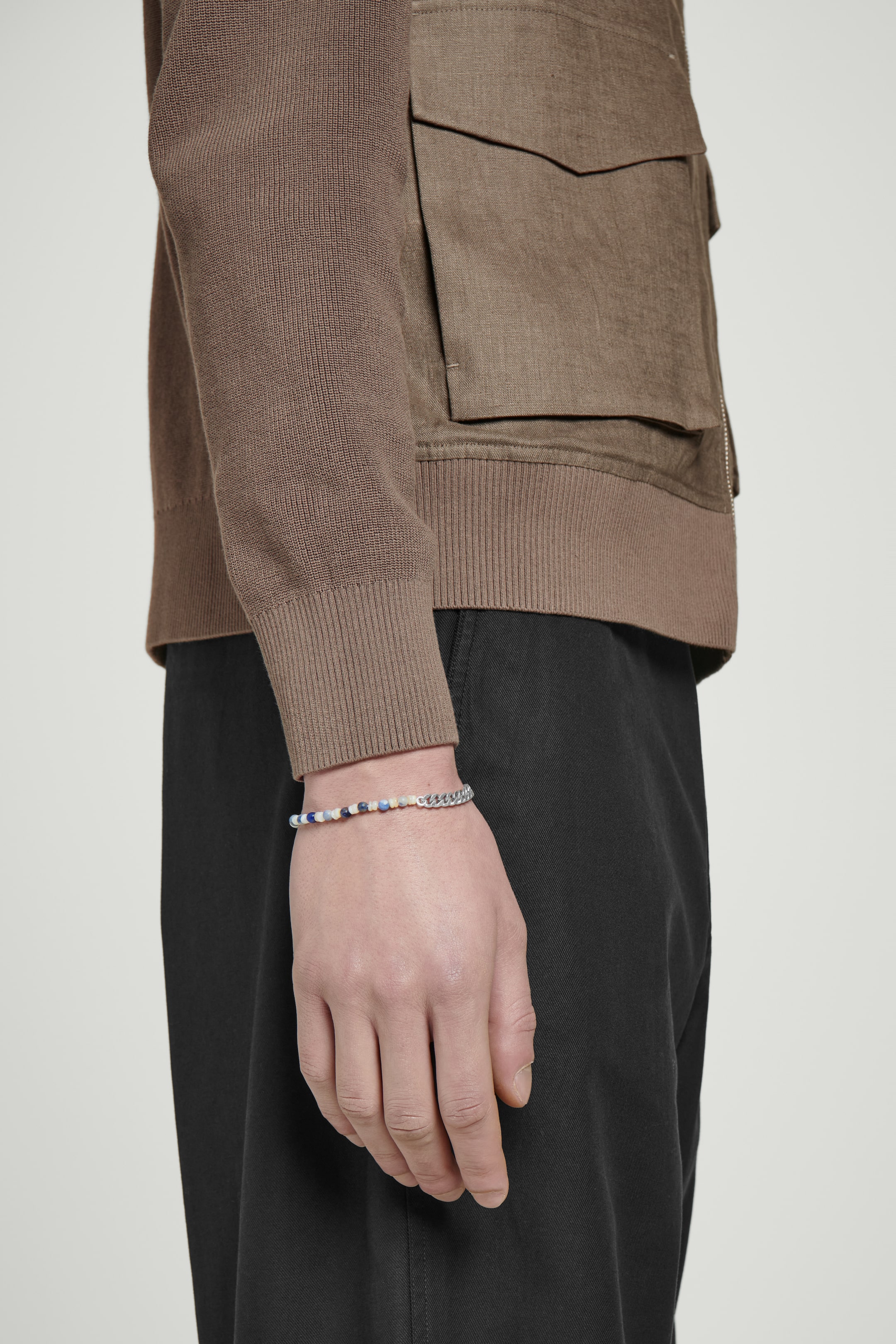 Grotere afbeelding bekijken: ARMBAND MET KETTING VAN HALFEDERE STEEN - WIT / BLAUW - HEREN | H&M BE 1