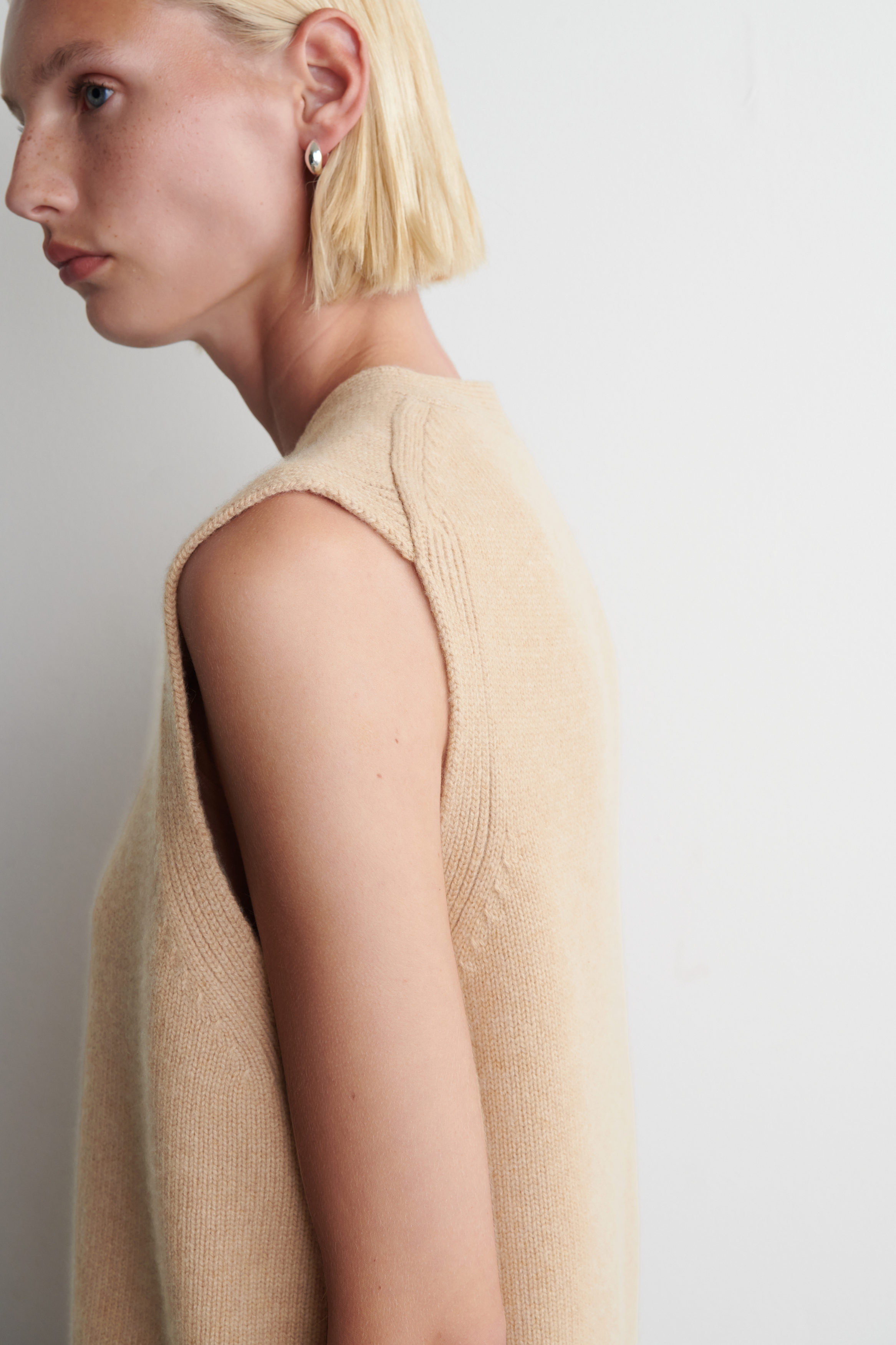 KNITTED CASHMERE-BLEND TANK - BEIGE | COS