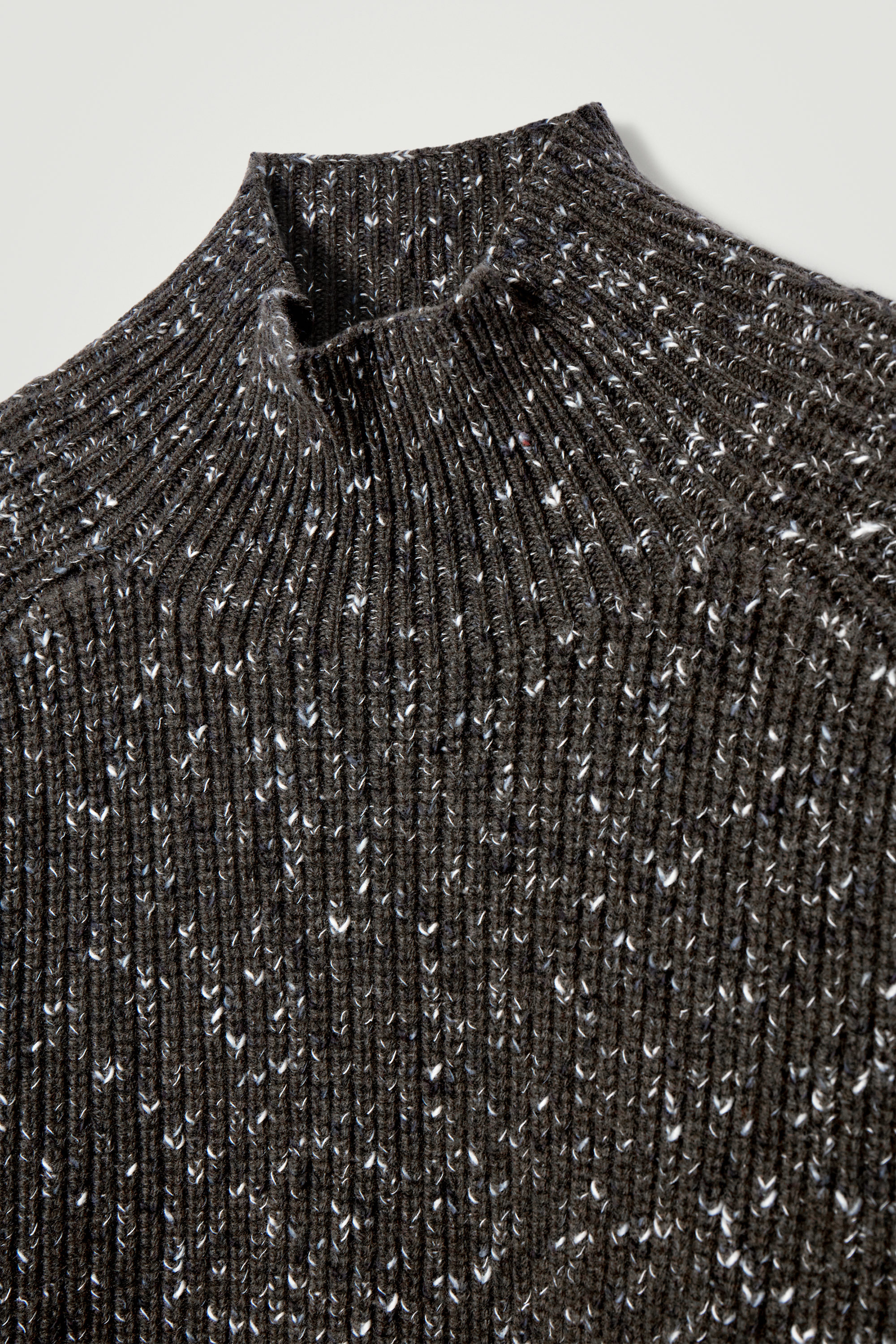 HIGH TWIST WOOL KNIT VーNECK P/O CHACOAL