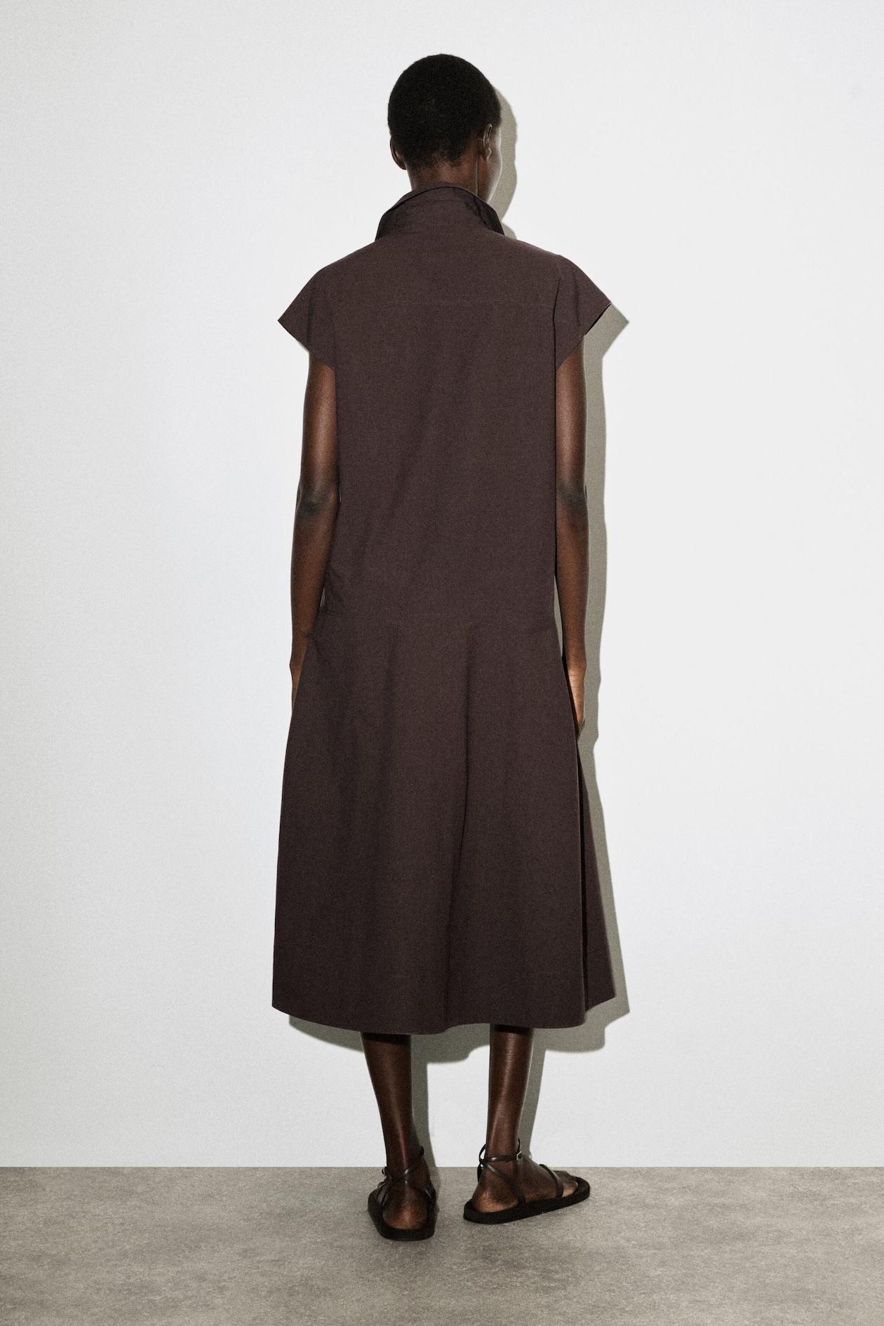 SLEEVELESS COTTON-POPLIN SHIRT DRESS — DARK BROWN