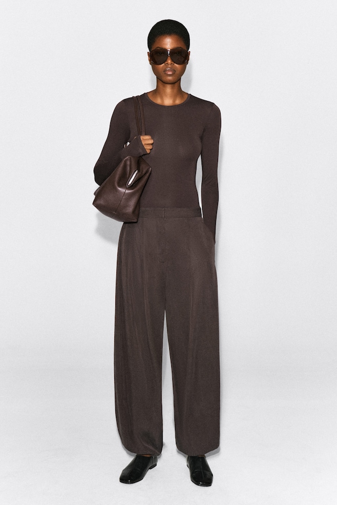 TOGGLE-HEM BALLOON PANTS — BROWN