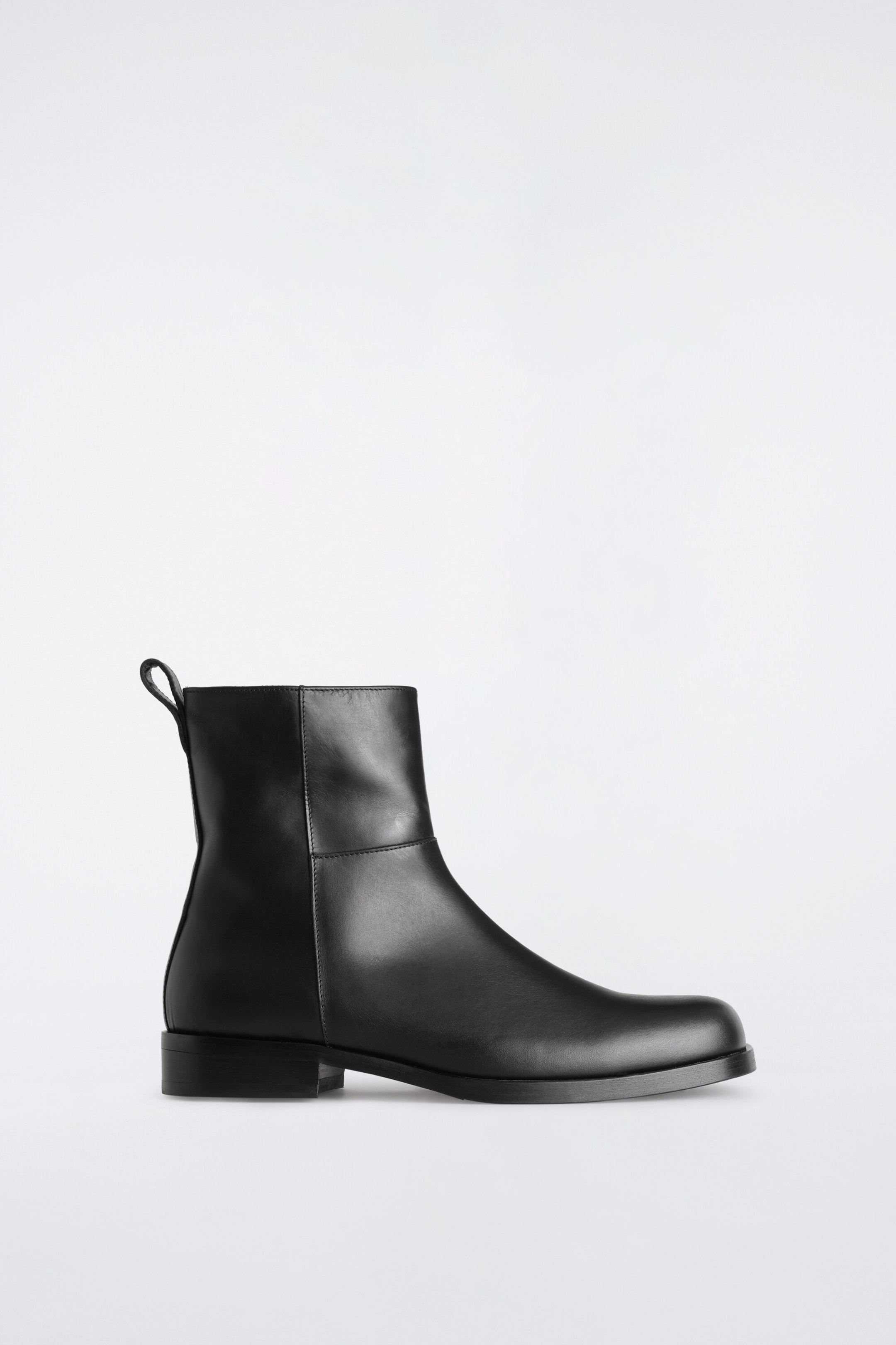 ANKELHÖGA BOOTS I LÄDER MED FYRKANTIG TÅ
