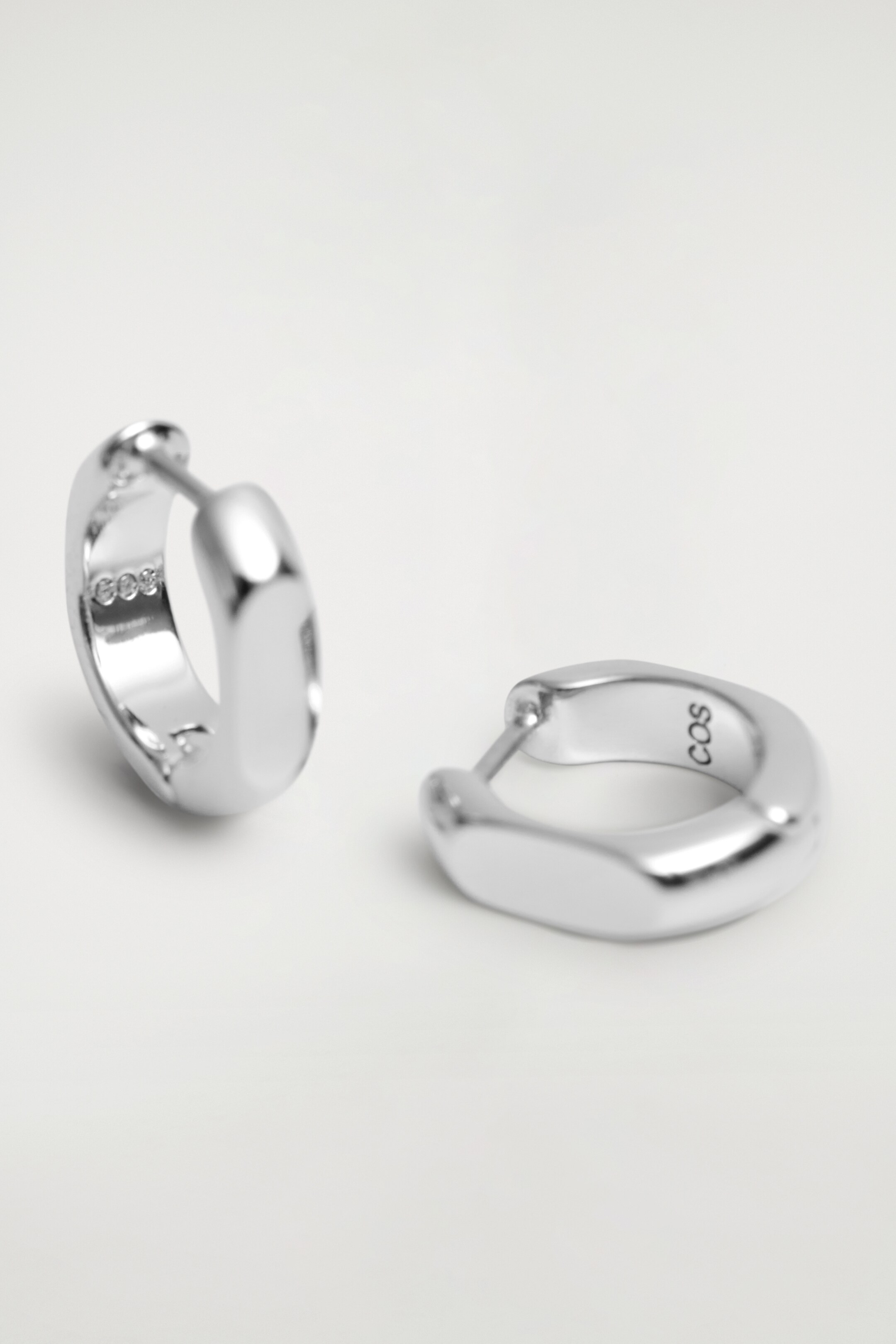 Zobrazit větší obrázek: SOCHAŘSKÉ MINI KRUHOVÉ NÁUŠNICE - STŘÍBRNÁ - ŽENY | H&M CZ 4