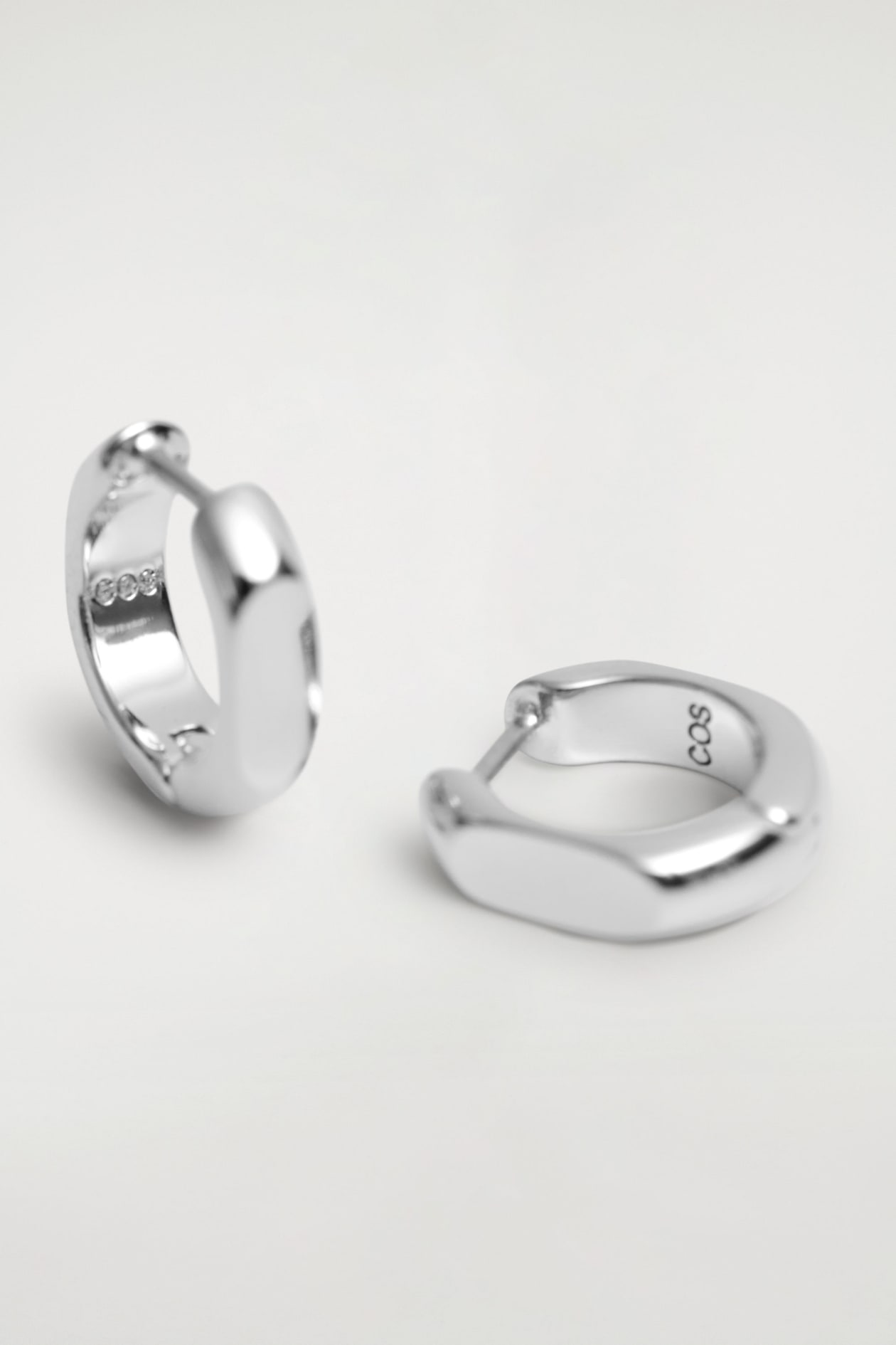 SCULPTED MINI HOOP EARRINGS — SILVER