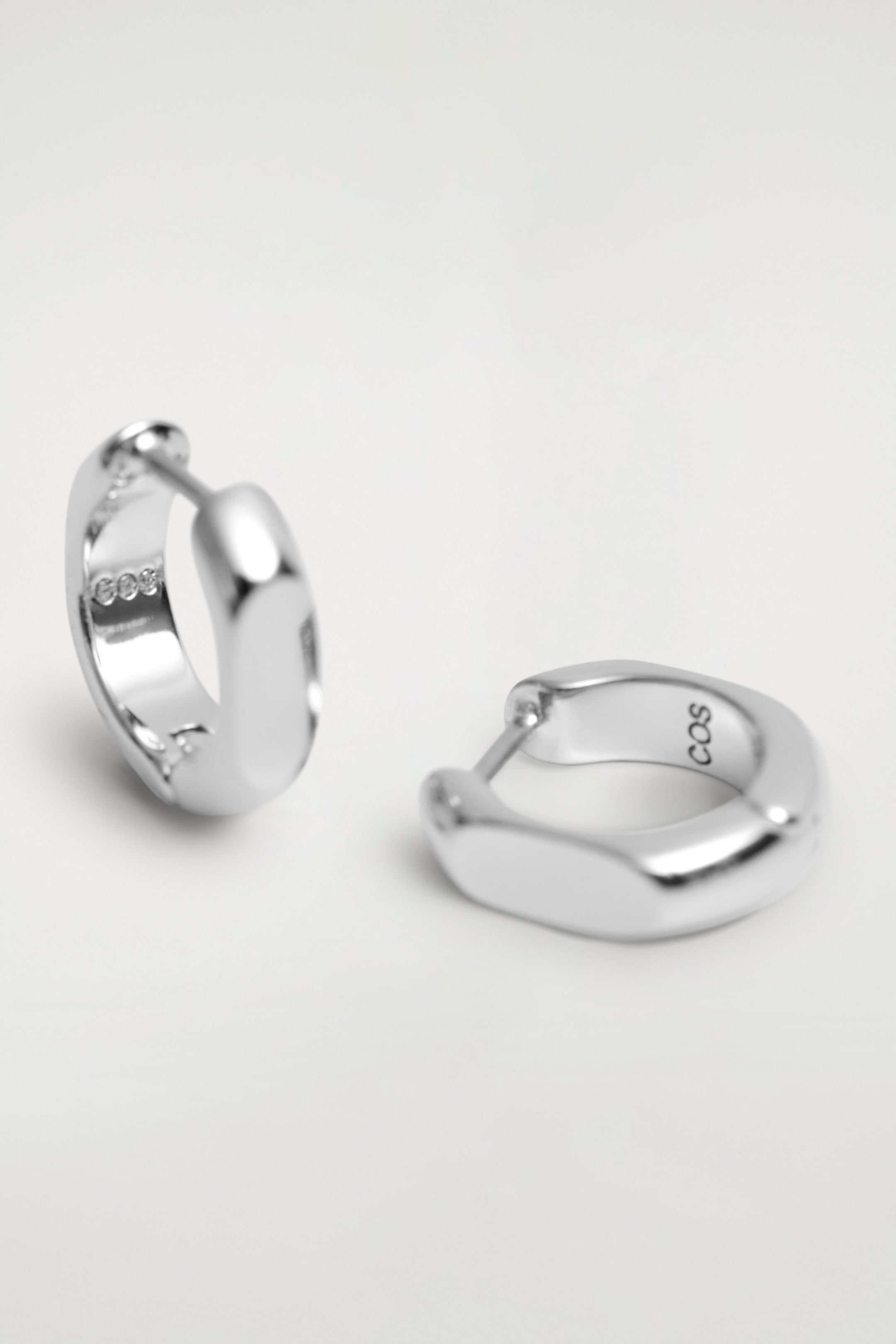 SCULPTED MINI HOOP EARRINGS